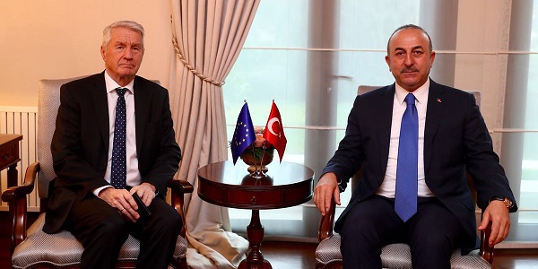 وزير الخارجية التركي مولود جاويش أوغلو خلال اجتماعه مع الأمين العام للمجلس الاوروبي ثوربيورن ياغلاند