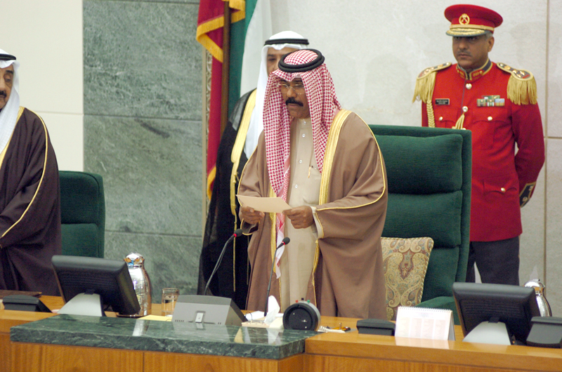 سمو ولي العهد الشيخ نواف الأحمد الجابر الصباح أثناء أداء سموه اليمين الدستورية وليا للعهد في مجلس الأمة في 2006