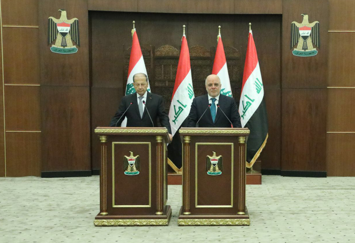 رئيس الوزراء العراقي حيدر العبادي مع الرئيس اللبناني ميشال عون خلال المؤتمر الصحفي المشترك