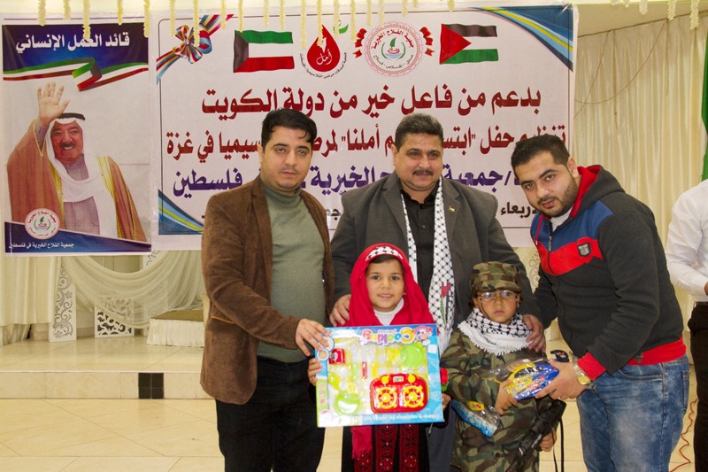 جانب من استلام الهدايا المقدمة من الشعب الكويتي للأطفال المصابين بمرض الثلاسيميا