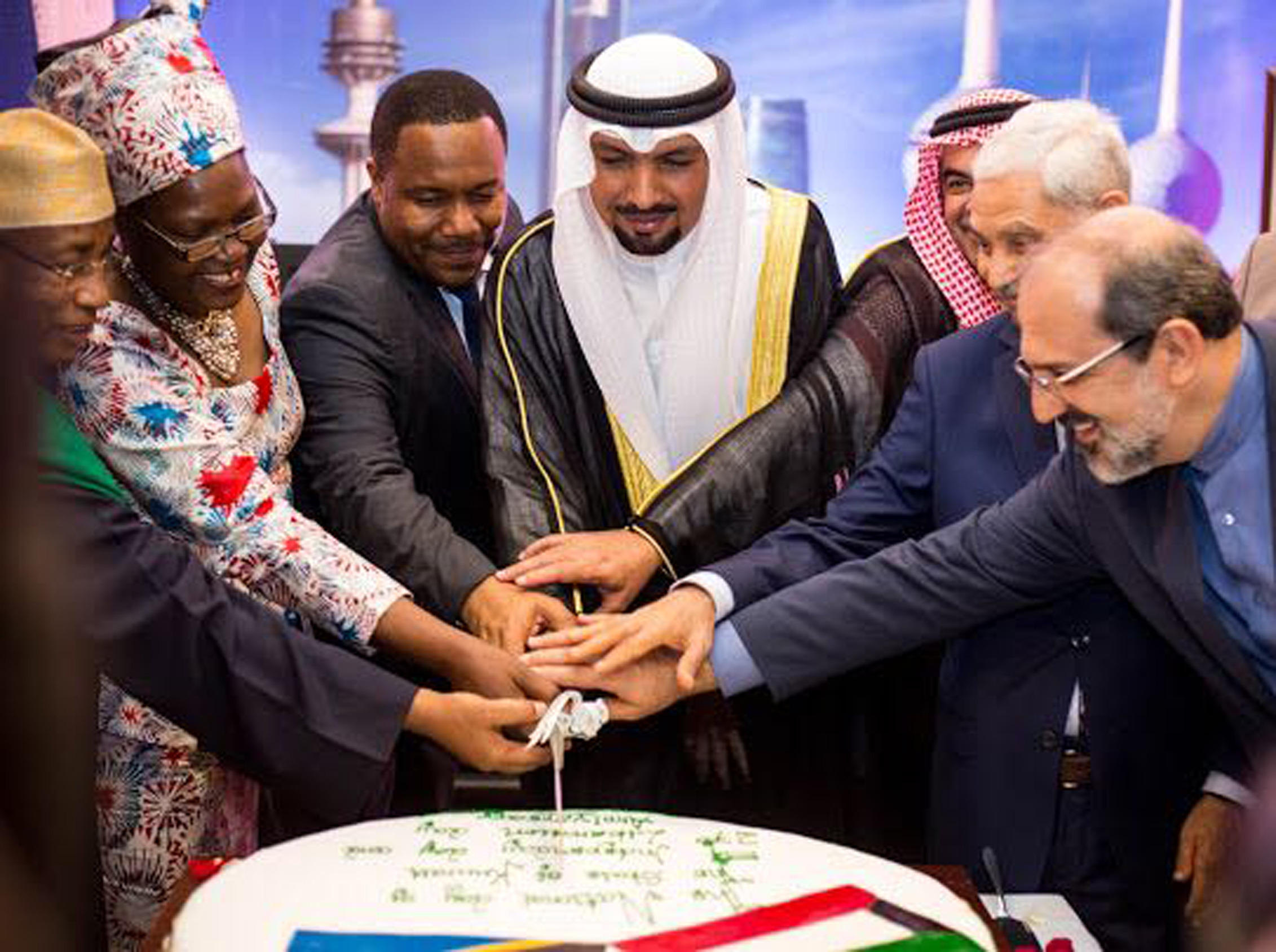 سفير دولة الكويت لدى تنزانيا جاسم الناجم يقطع كعكة الحفل