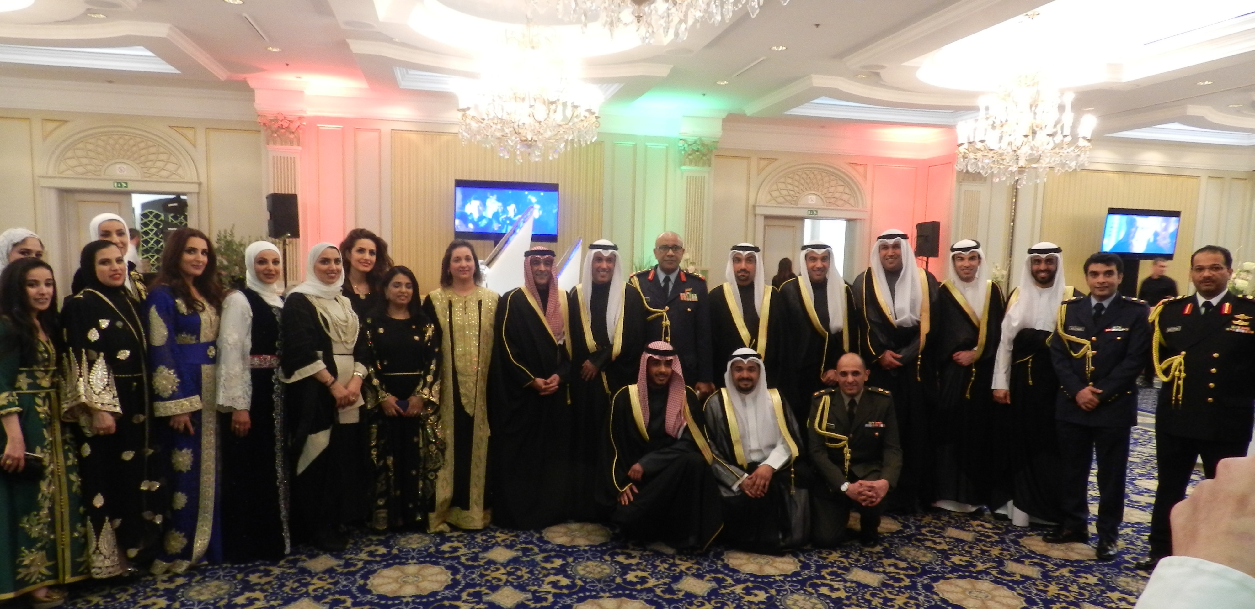 موظفو السفارة الكويتية في بروكسل وعائلاتهم في صورة جماعية