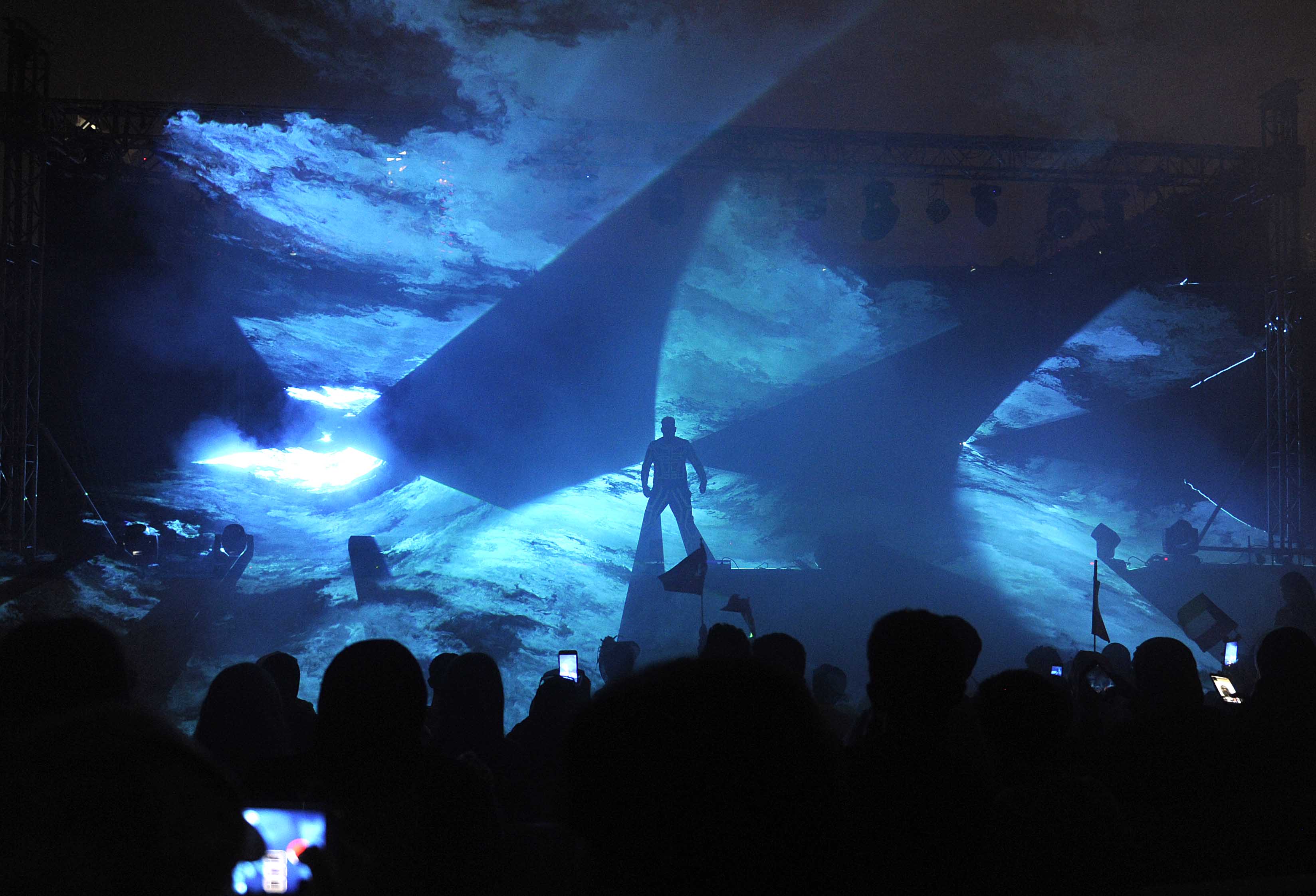 Sheikh Jaber Culture Center celebrates Nat'l Day with laser, poi shows