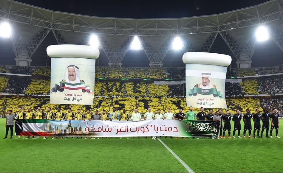 صورة سمو أمير البلاد مرفوعة خلال مباراة ناديي (الاتحاد) و(الشباب) السعوديان