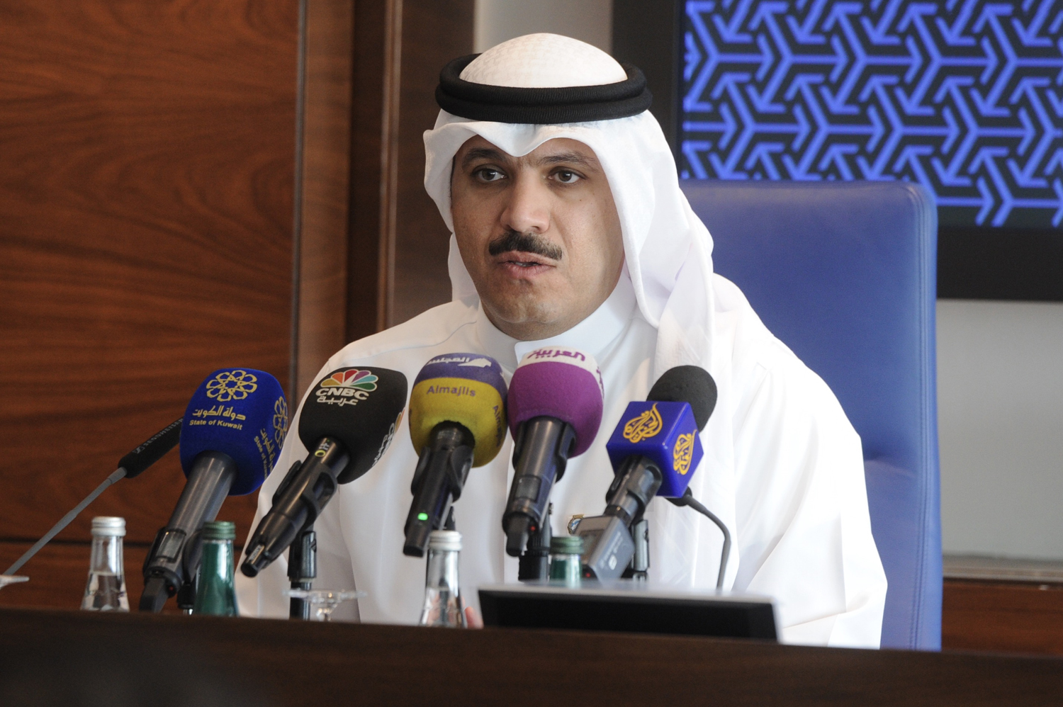 محافظ بنك الكويت المركزي الدكتور محمد الهاشل خلال المؤتمر الصحفي