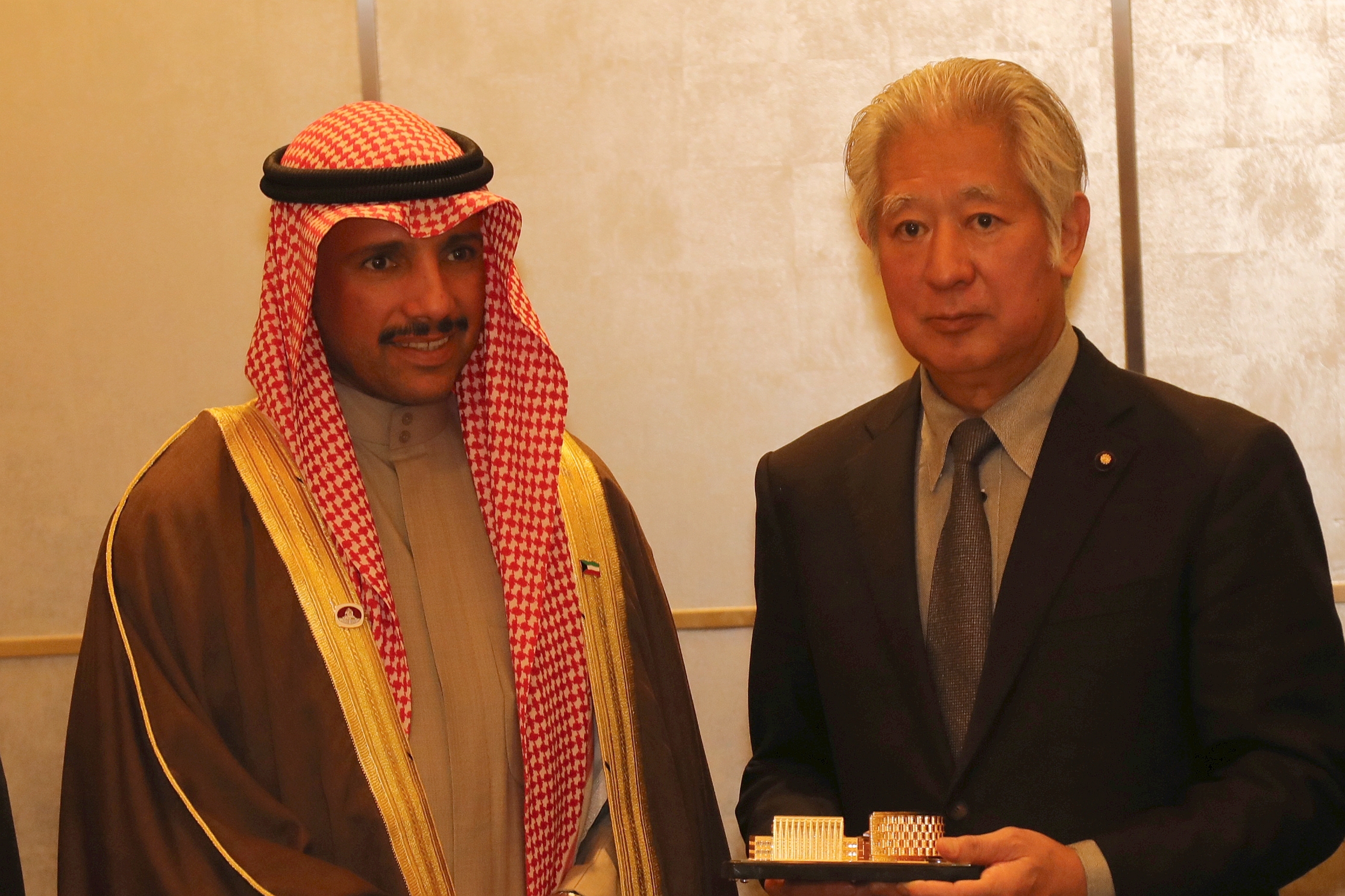 رئيس لجنة الصداقة البرلمانية اليابانية - الكويتية إيسوك موري مع رئيس مجلس الأمة الكويتي مرزوق الغانم