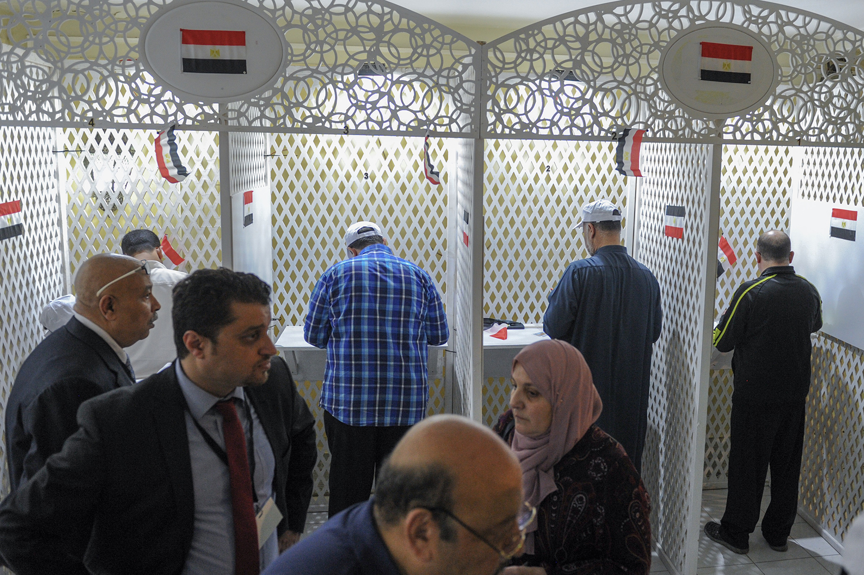 Egyptian nationals in the polling station