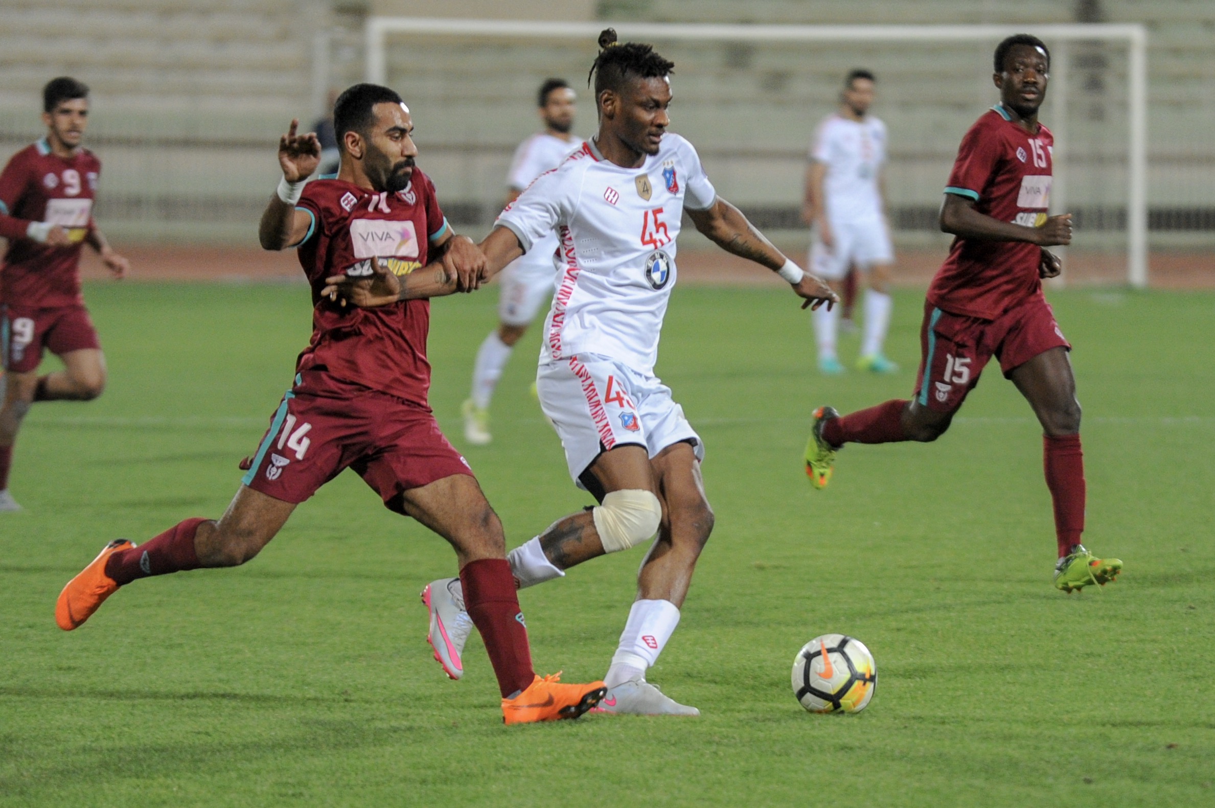 جانب من مباراة الكويت والنصر في ختام منافسات الجولة ال16 من دوري (فيفا) لكرة القدم