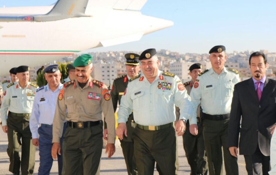 رئيس الأركان العامة للجيش الكويتي الفريق الركن محمد الخضر عقب وصوله إلى العاصمة الأردنية عمان للمشاركة في اجتماع اللجنة العليا المشتركة للتعاون العسكري الكويتي-الأردني