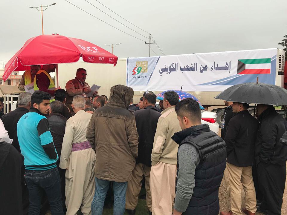 جانب من توزيع المساعدات الانسانية الكويتية في مدينة حلبجة العراقية