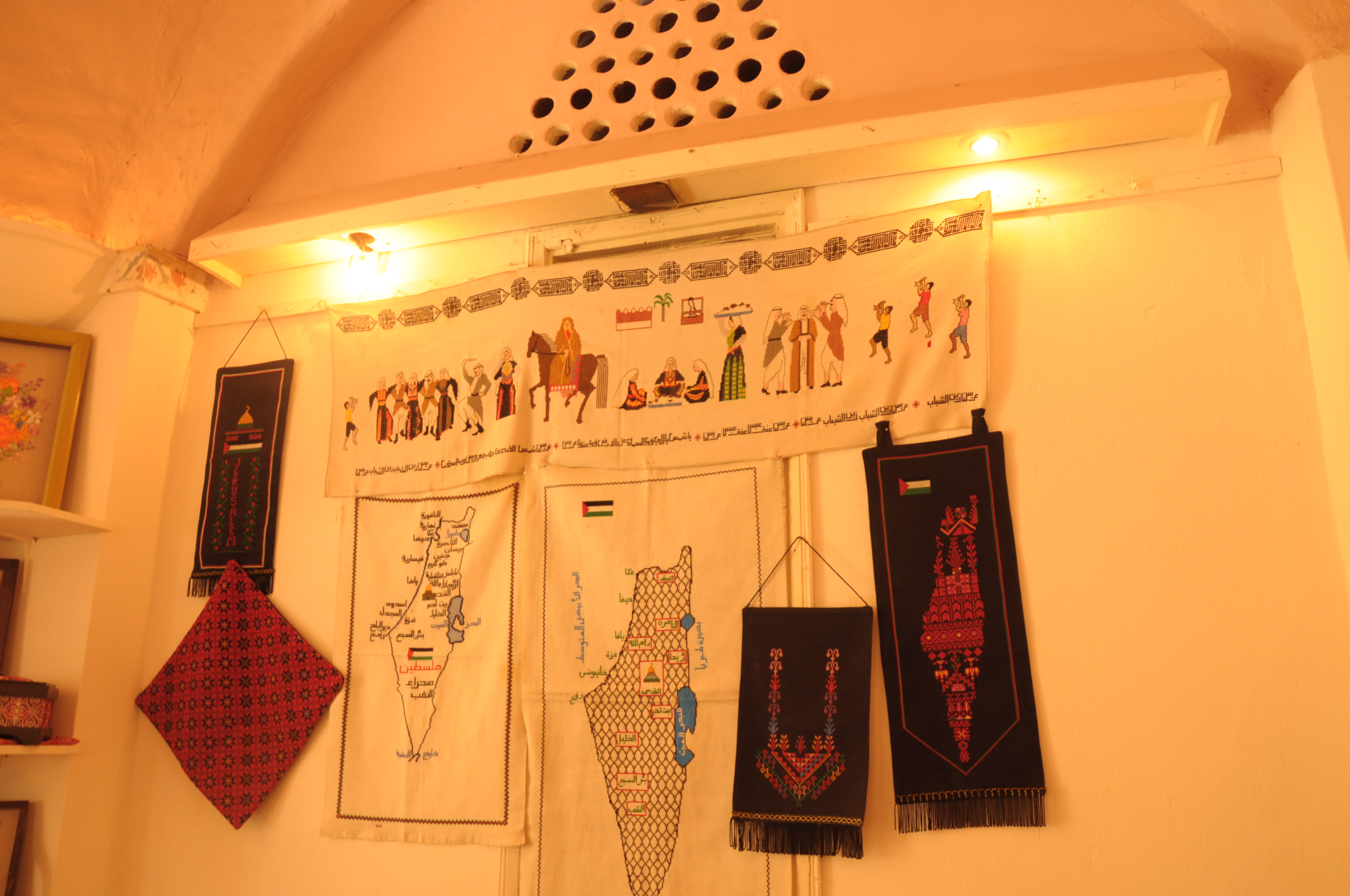 جانب من الاعمال اليدوية التي ورثها الفلسطينييون من اجدادهم وعرضها خلال معرض المنتجات التراثية والأشغال اليدوية بمدينة غزة