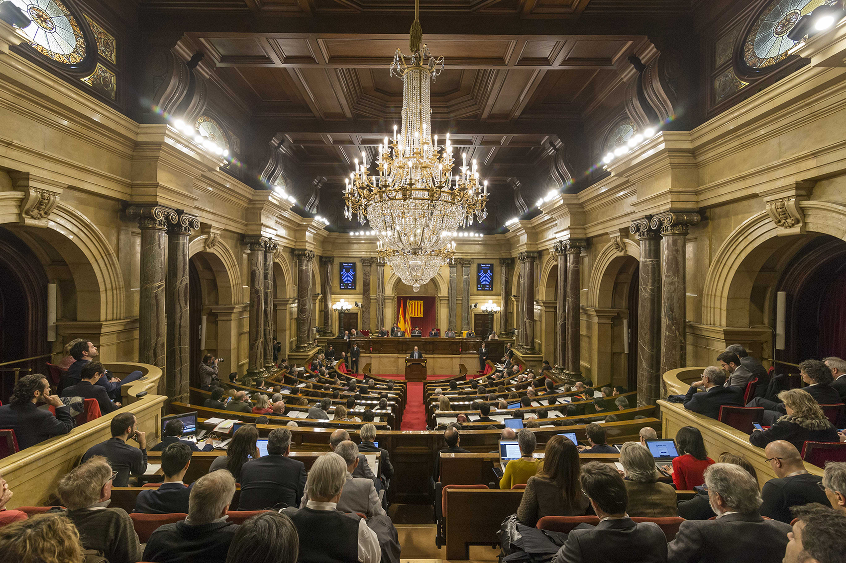 جانب من جلسة التنصيب الأولى في البرلمان الاقليمي الكتالوني