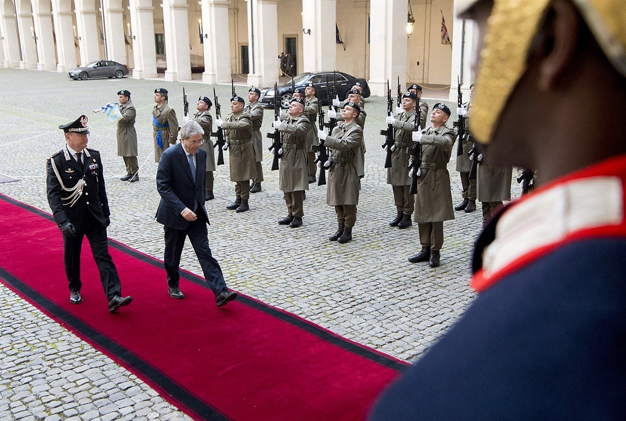 رئيس الوزراء الايطالي باولو جنتيلوني لدى وصوله الى القصر الجمهوري لتقديم استقالة حكومته الى رئيس الجمهورية