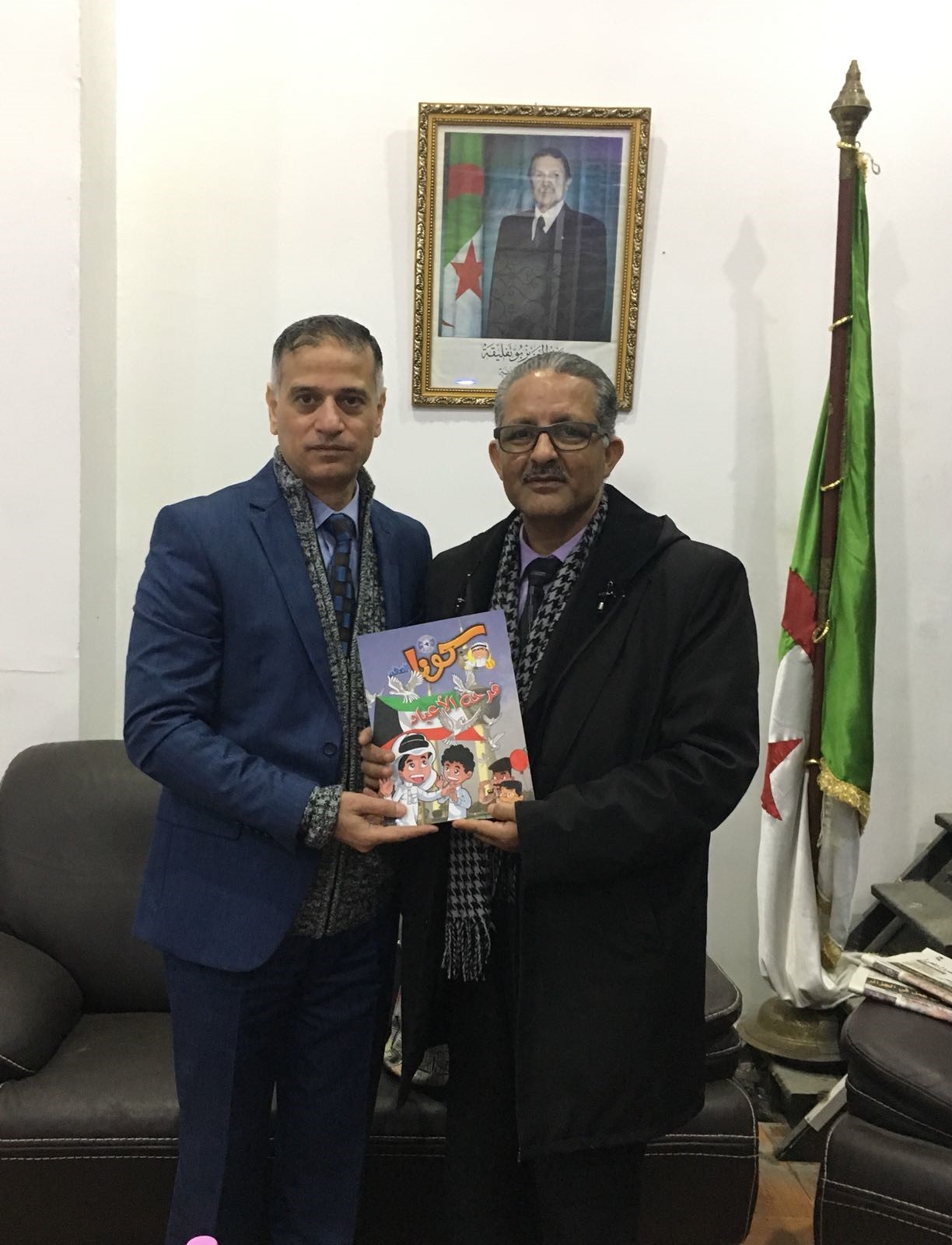 مدير تحرير مجلة (كونا الصغير) د.طارق يقدم عدد العيد الوطني الاخير من المجلة لرئيس اتحاد الكتاب الجزائريين خلال الاحتفال