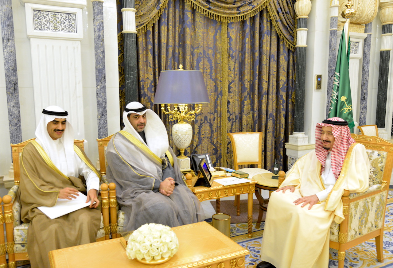 Envoy of His Highness the Amir Sheikh Sabah Al-Ahmad Al-Jaber Al-Sabah, Deputy Minister of Amiri Diwan Affairs Sheikh Mohammad Al-Abdullah Al-Mubarak Al-Sabah, handed a letter from His Highness to Saudi King Salman Bin Abdulaziz Al-Saud