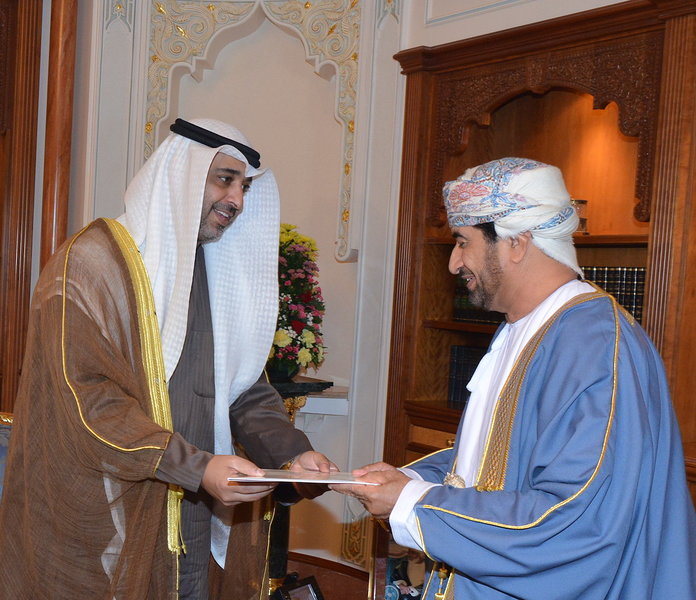 مبعوث سمو أمير البلاد نائب وزير شؤون الديوان الأميري الشيخ محمد العبدالله المبارك الصباح خلال تسليم الرسالة