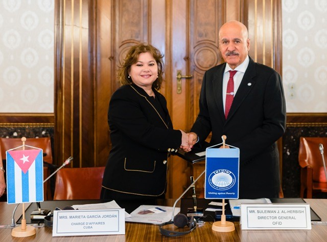 Le directeur général de l’Ofid, Soulayman Al-Harbash et la chargé d’affaires de l’ambassade de Cuba à Vienne, Marita Garcia Jordan, lors de la signature de l'accord.