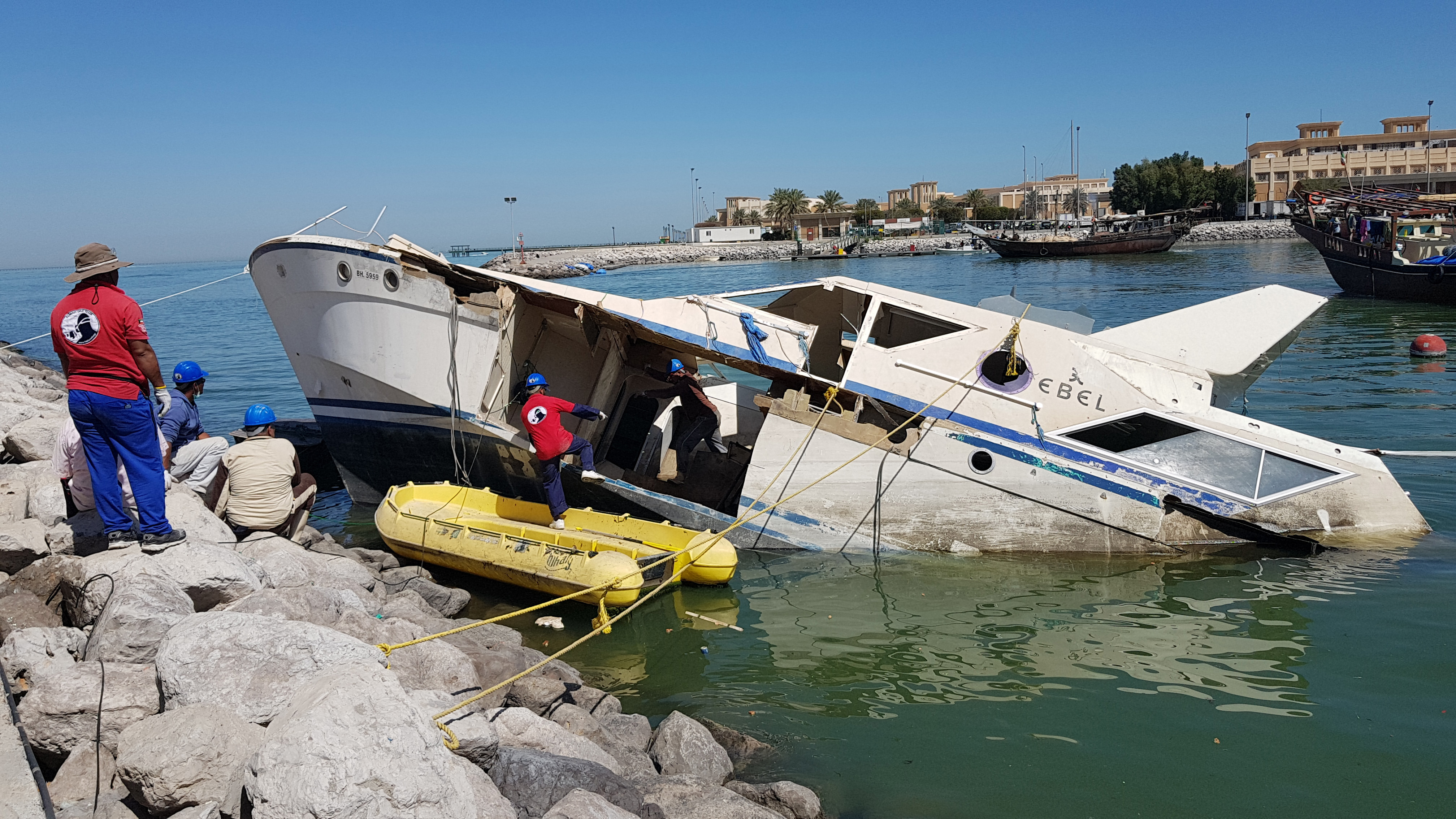 KUNA Kuwait Diving Team removes 40 tons yacht from AlShamlan harbor