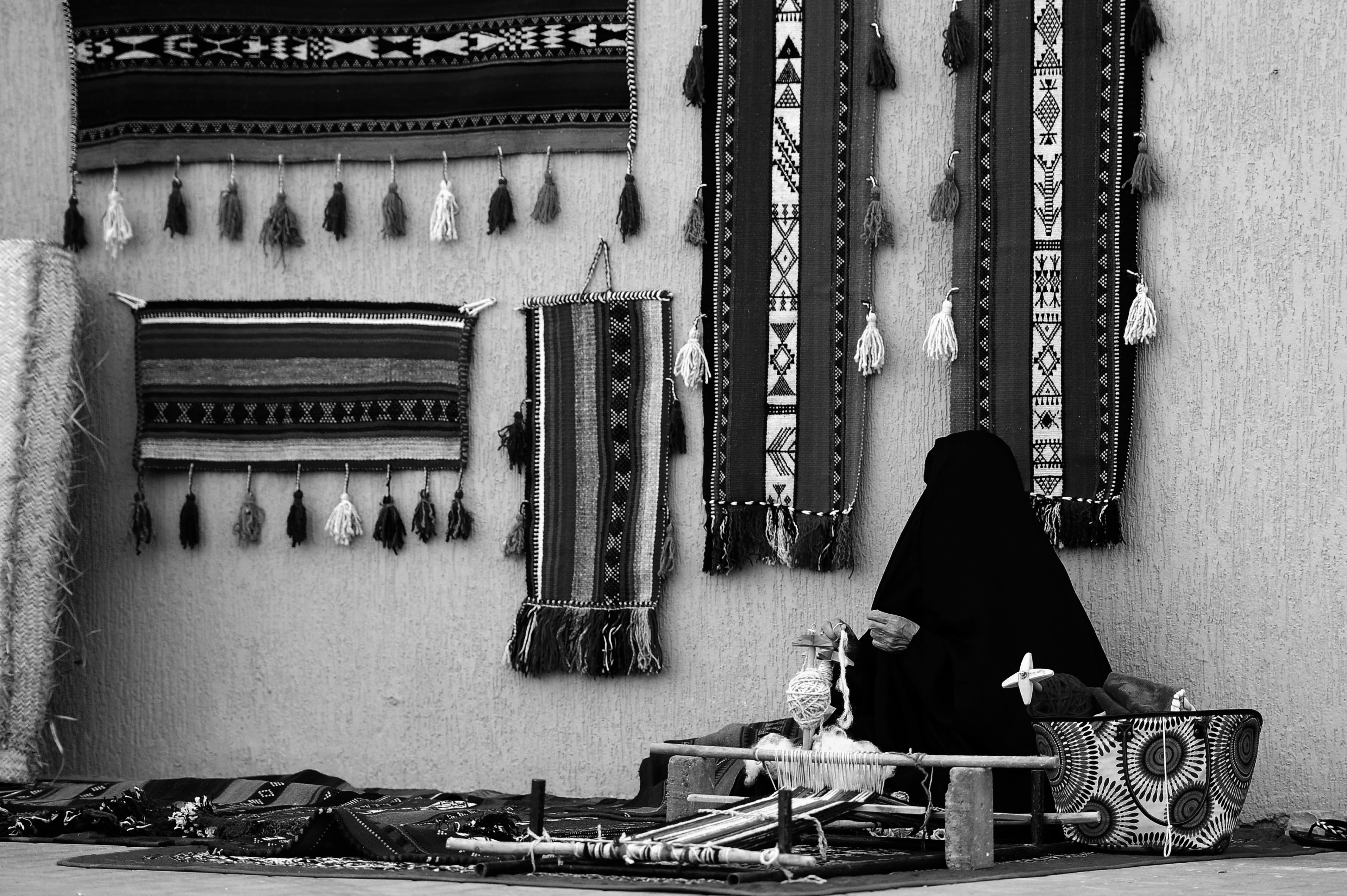 Le tissage du "sado", l'un des métiers des anciennes Koweïtiennes