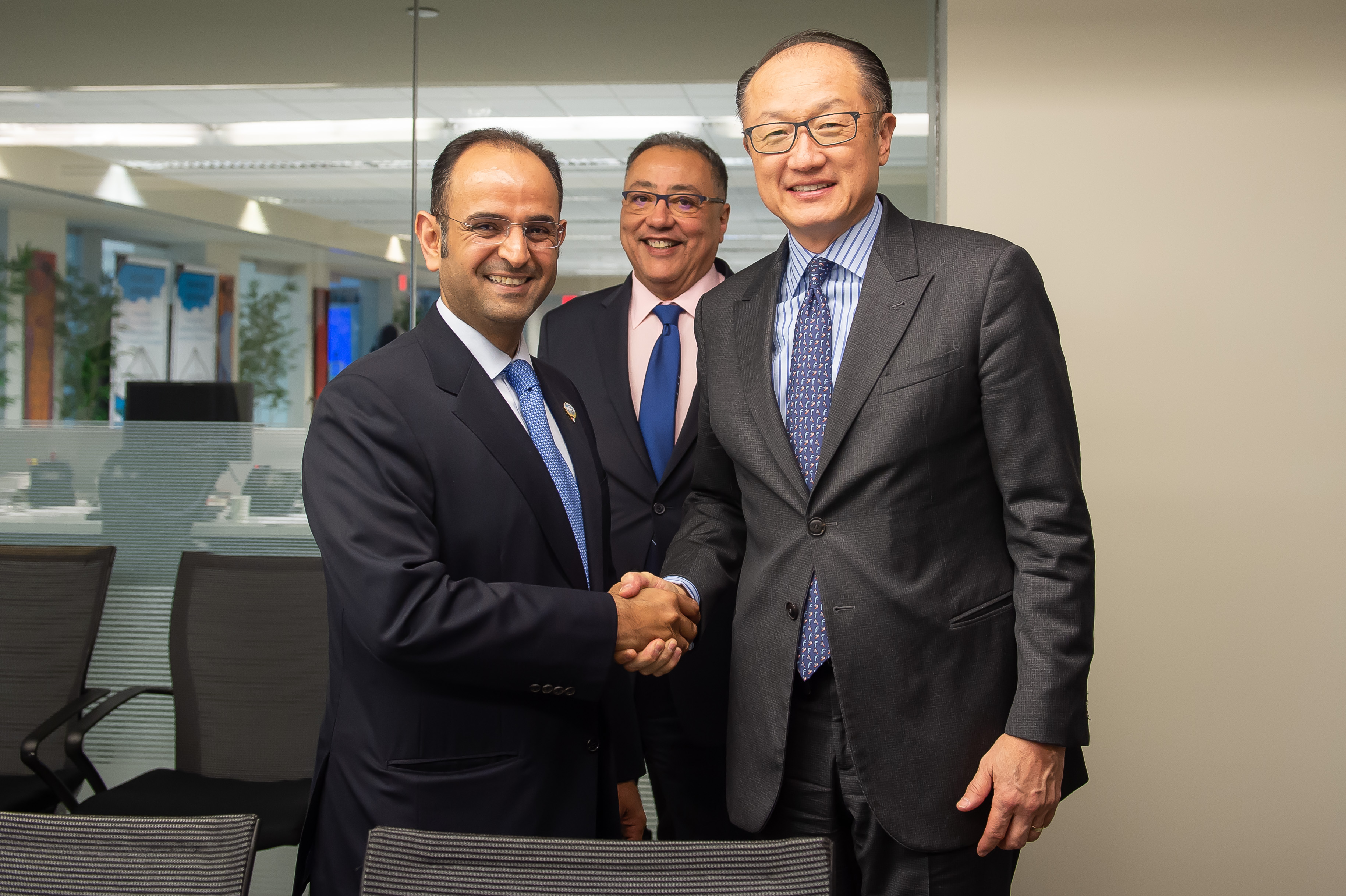 Le ministre des Finances, Nayef Al-Hajraf, en compagnie du président de la Banque mondiale, Jim Yong Kim.