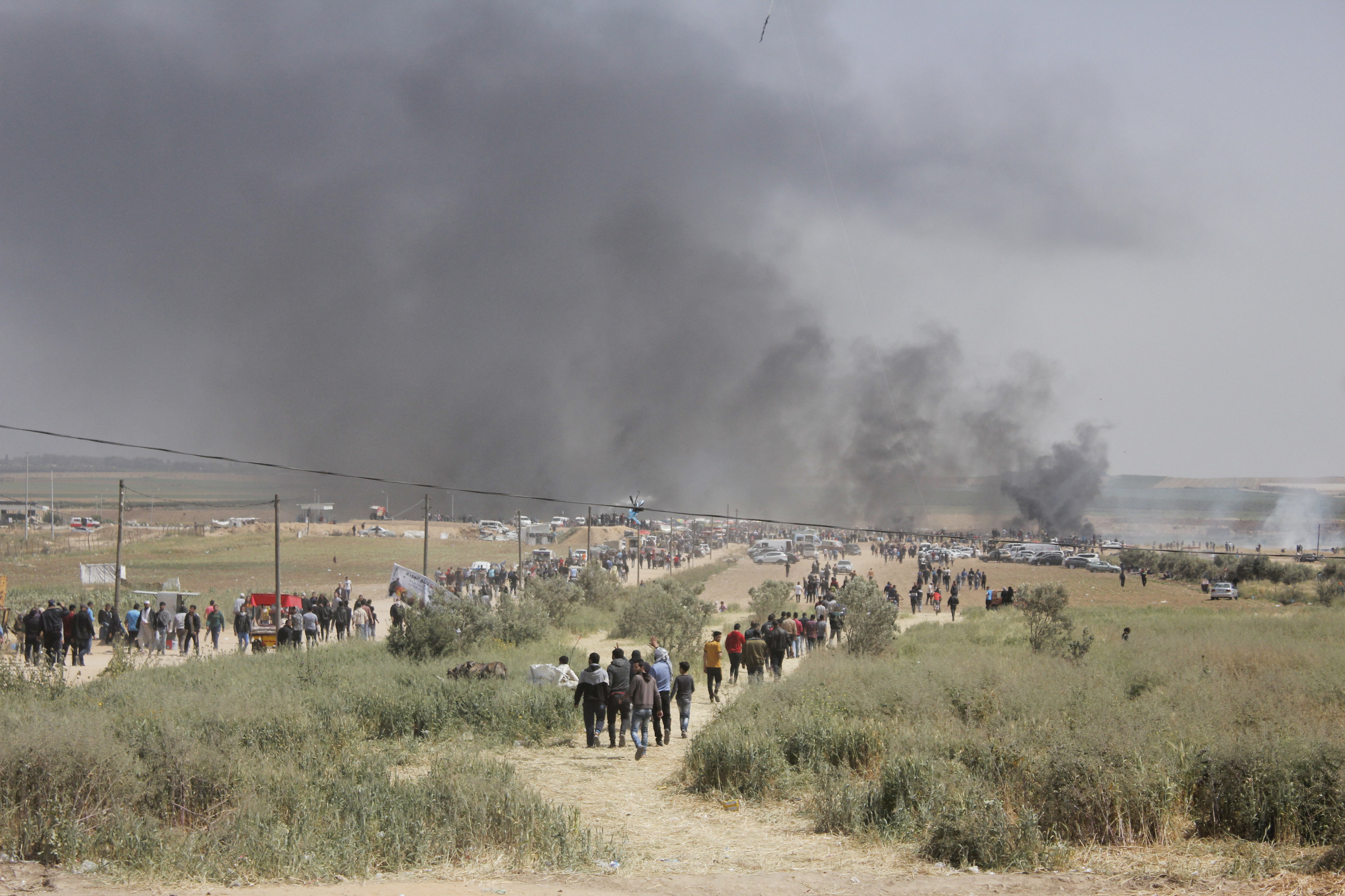 الفلسطينيون يواصلون التظاهر خلال فعاليات مسيرة العودة الكبرى على حدود قطاع غزة