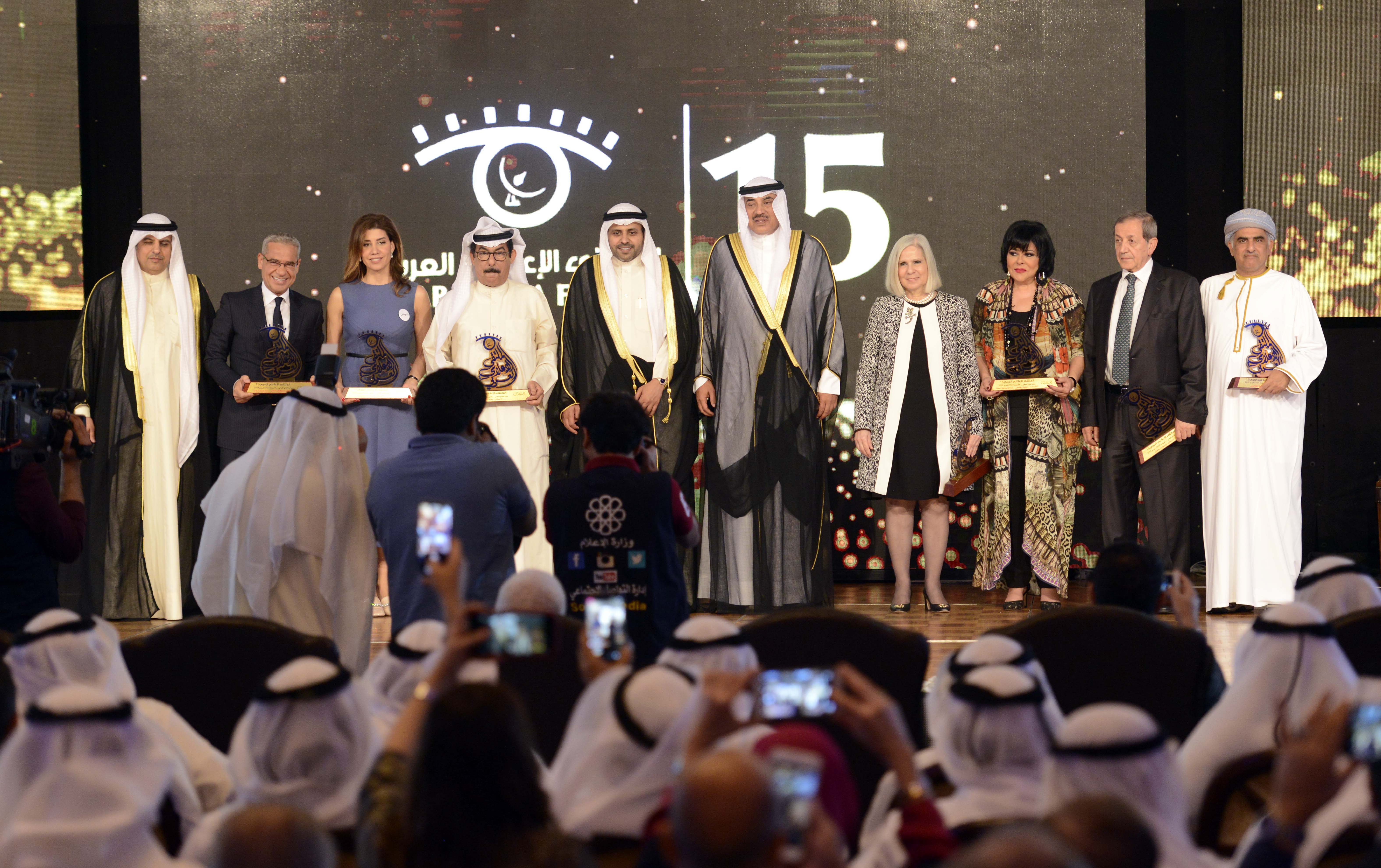 صورة تجمع عدد من المكرمين خلال افتتاح الملتقى الإعلامي العربي في دورته ال15