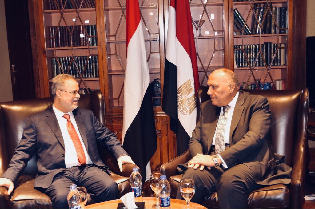 وزير الخارجية المصري سامح شكري خلال اجتماعه مع وزير خارجية اليمن عبد الملك المخلافي