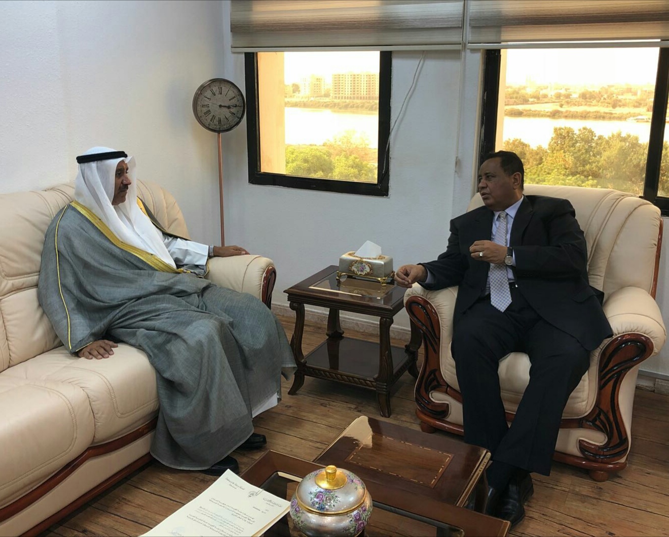وزير الخارجية السوداني إبراهيم غندور خلال استقبال السفير الكويتي في الخرطوم بسام القبندي