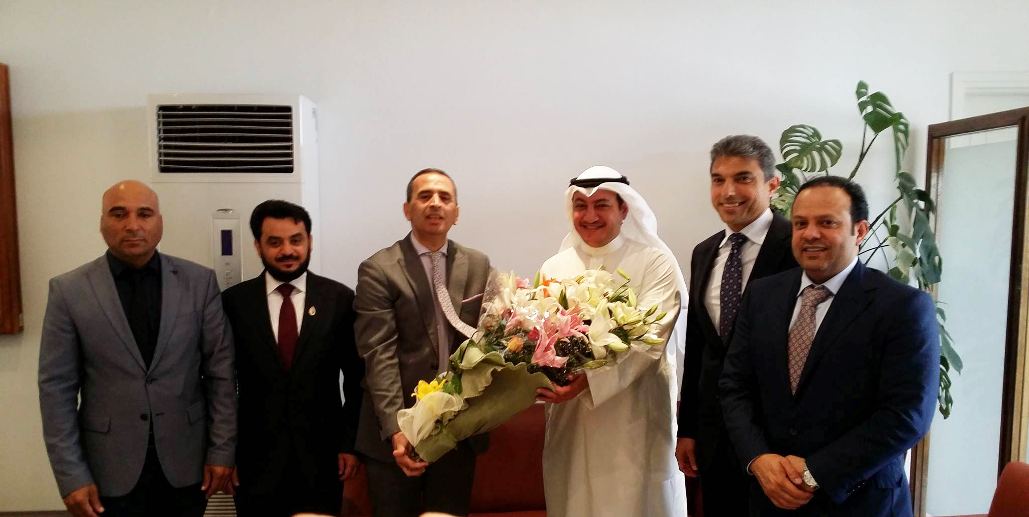 عضو مجلس الأمة الكويتي عسكر العنزي عقب وصوله ووفد مجموعة الصداقة البرلمانية السادسة في مجلس الامة الكويتي إلى تونس