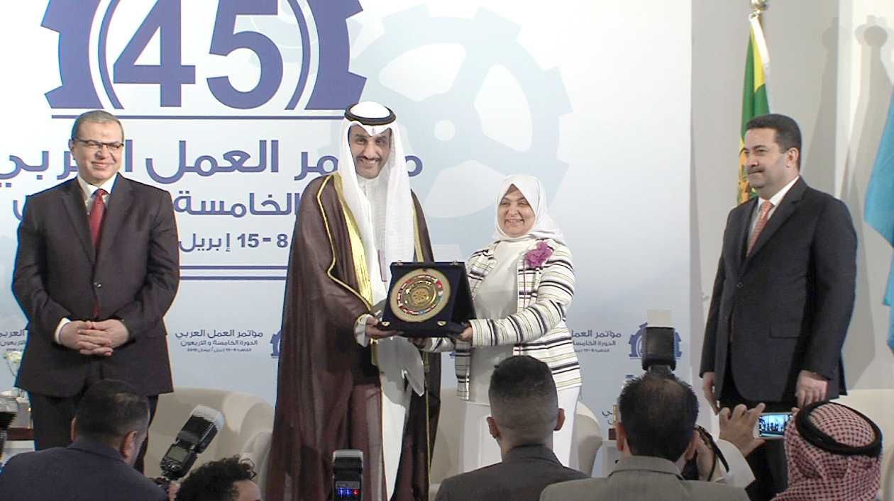 جانب من مراسم تكريم وزيرة الشؤون الاجتماعية والعمل وزير الدولة للشؤون الاقتصادية الكويتية هند الصبيح خلال فعاليات الجلسة الافتتاحية للدورة ال45 لمؤتمر العمل العربي
