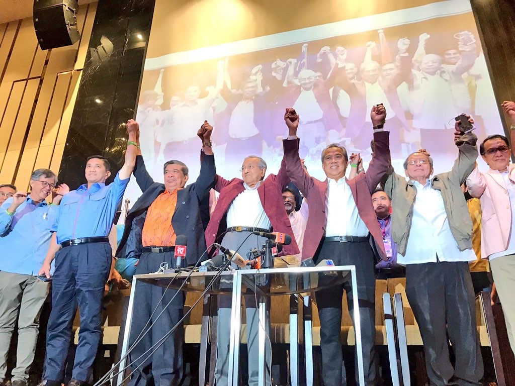 مفوضية الانتخابات الماليزية تعلن رسميا فوز المعارضة بأغلبية بسيطة