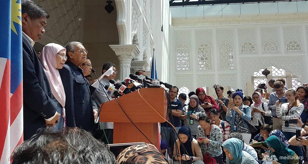 رئيس الوزراء الماليزي مهاتير محمد اثناء المؤتمر الصحفي