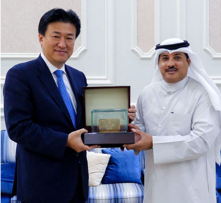 Director General of Kuwait Custom Directorate General Jamal Al-Jalawi with Minoru Kihara, Japan's Vice Minister of Finance
