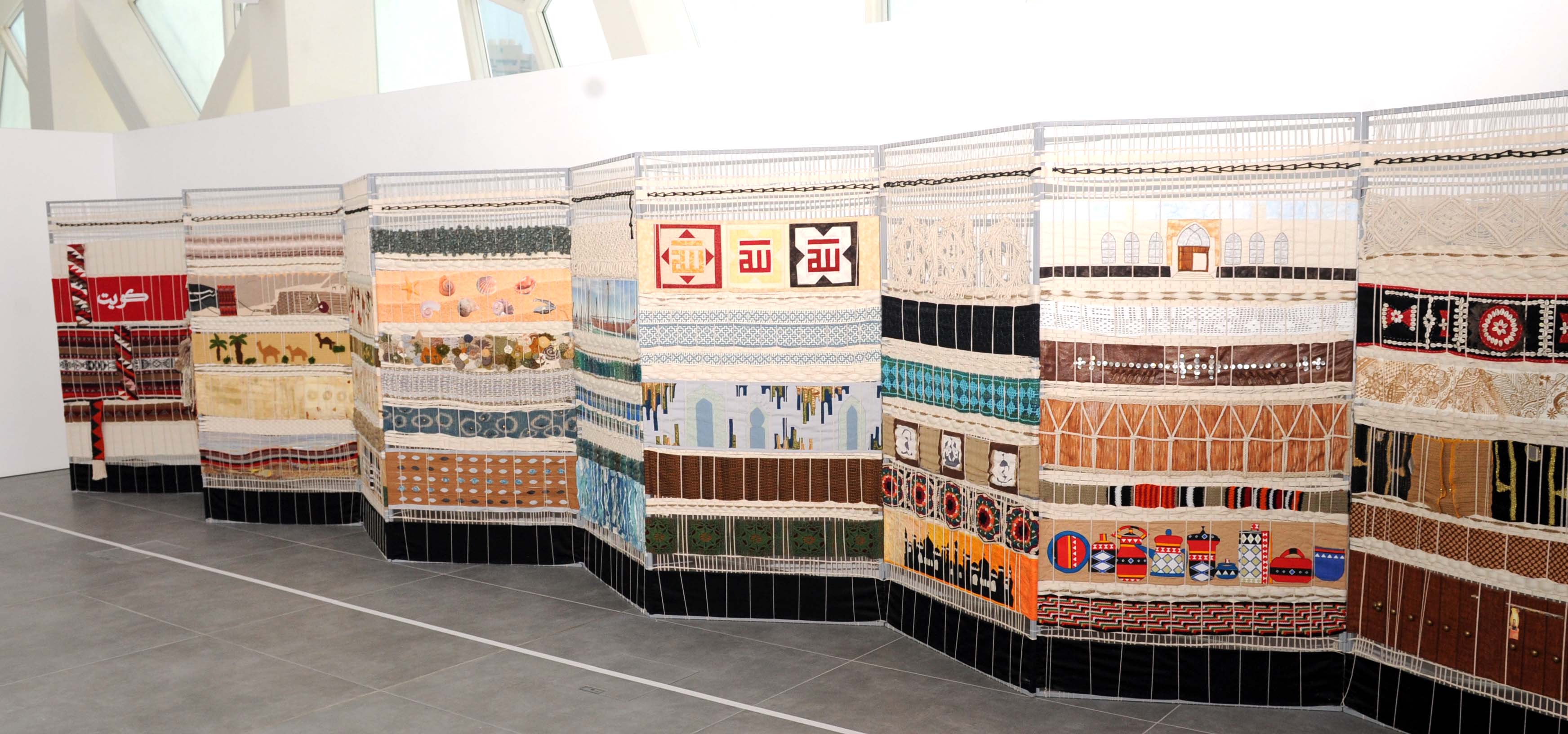 حكاية النسيج قصة فن الحياكة التقليدي في الكويت على شكل جدار بانورامي
