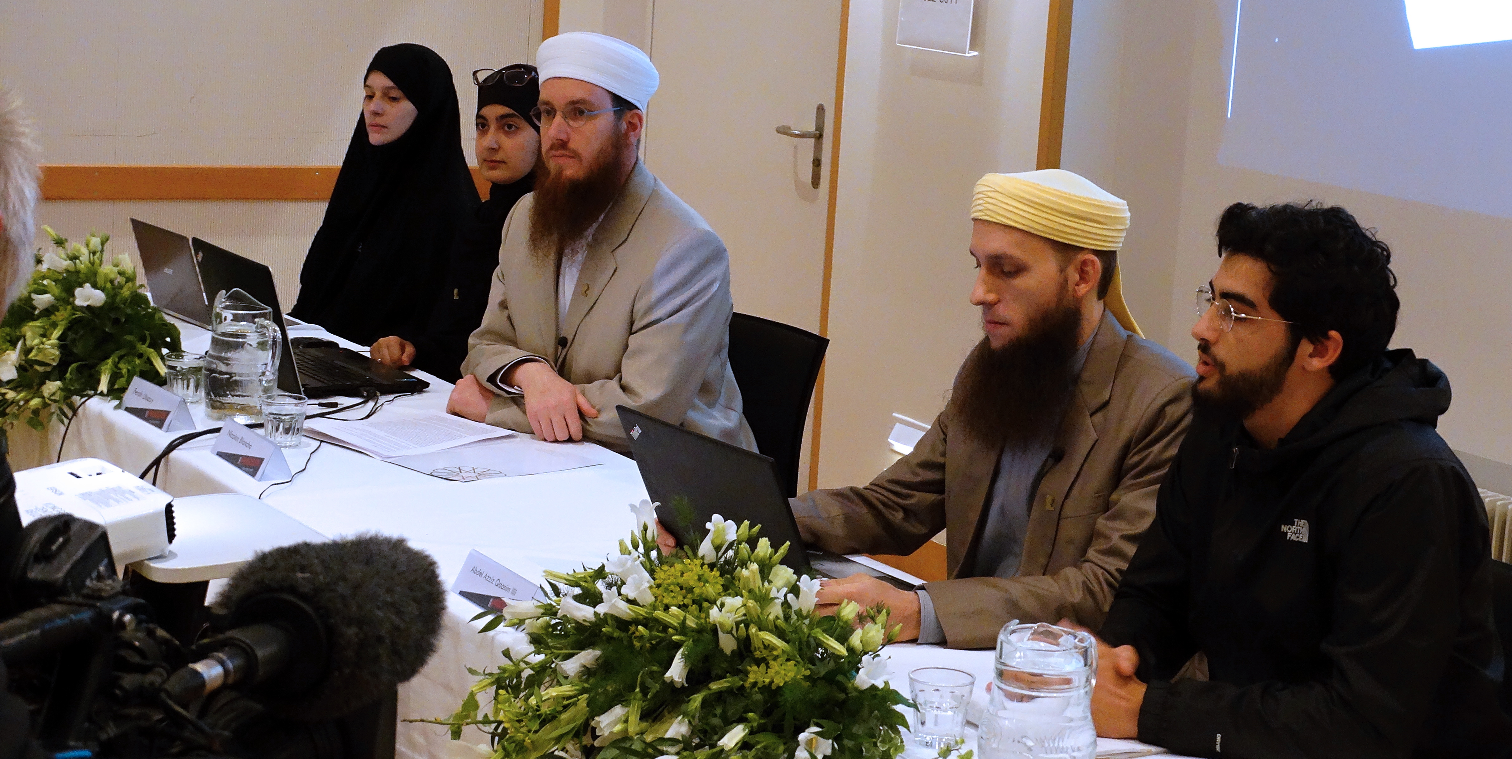 قيادات مجلس الشورى الاسلامي السويسري اثناء المؤتمر الصحفي
