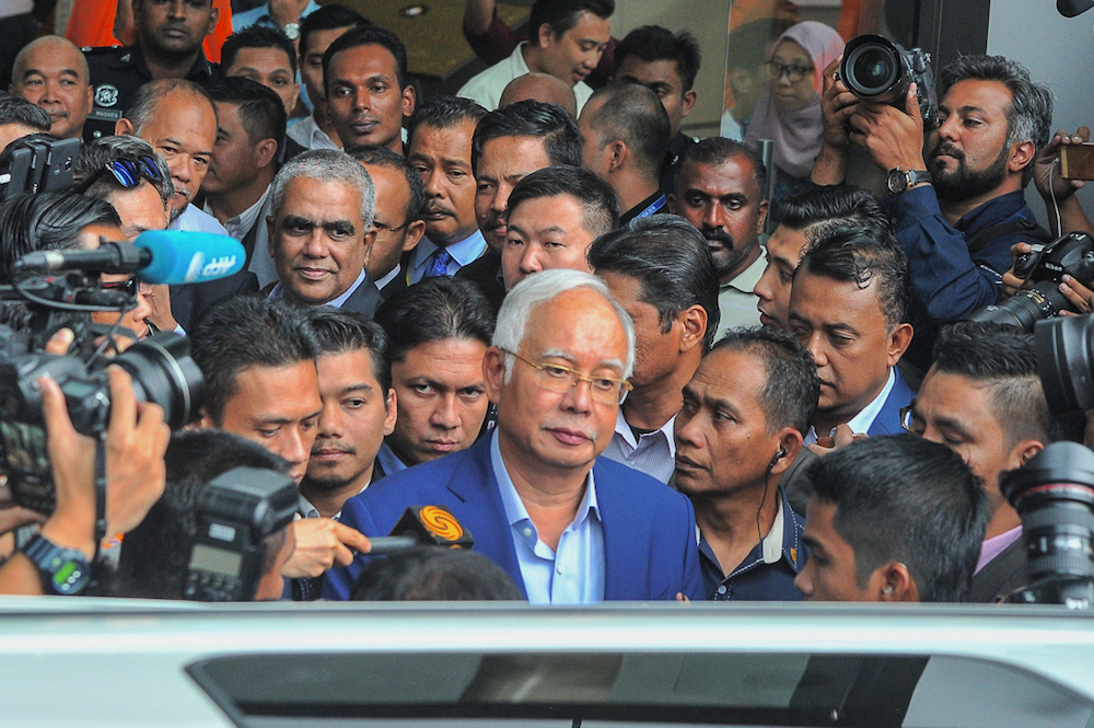 رئيس الوزراء الماليزي السابق نجيب عبدالرزاق بعد انتهائه من استجواب هيئة مكافحة الفساد