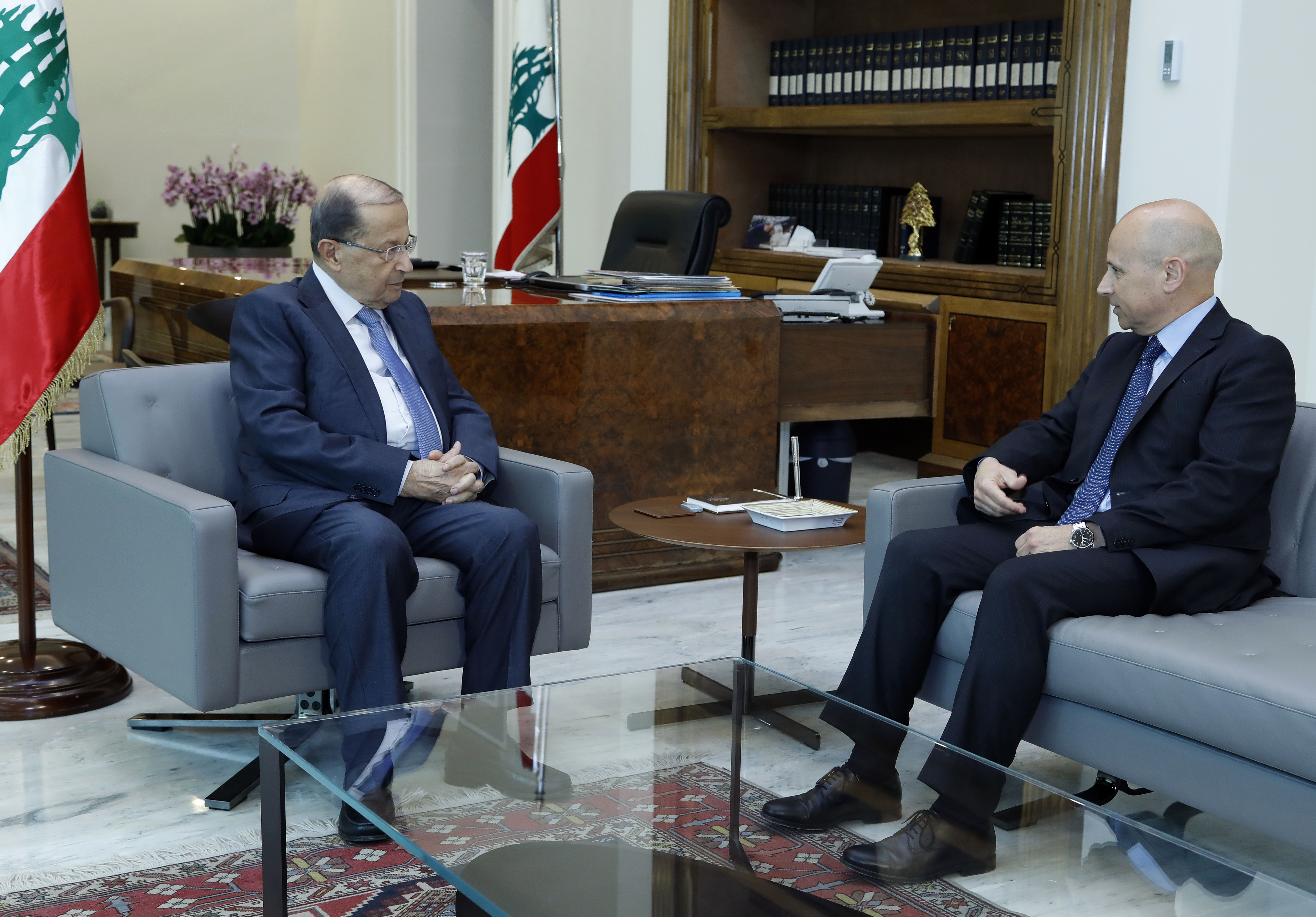 الرئيس اللبناني ميشال عون مستقبلا السفير الإيطالي لدى بيروت ماسيمو ماروتي