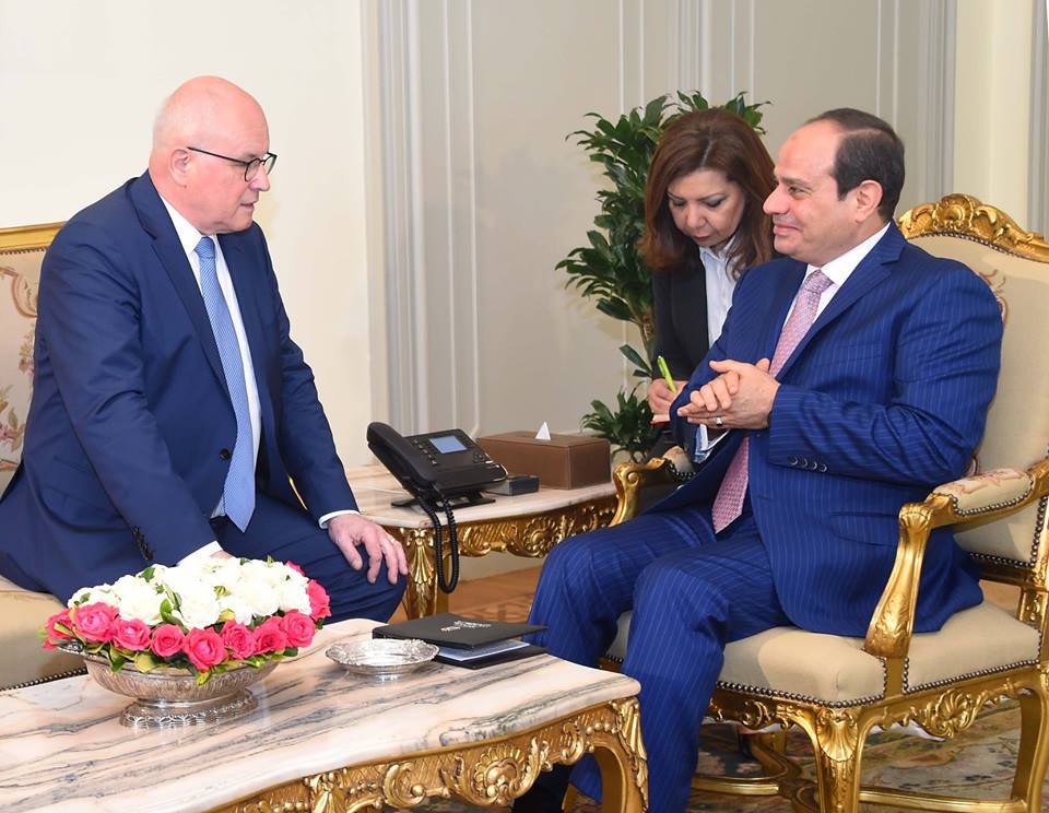 الرئيس المصري عبد الفتاح السيسي  خلال الاجتماع مع زعيم الأغلبية بالبرلمان الألماني فولكر كاودر