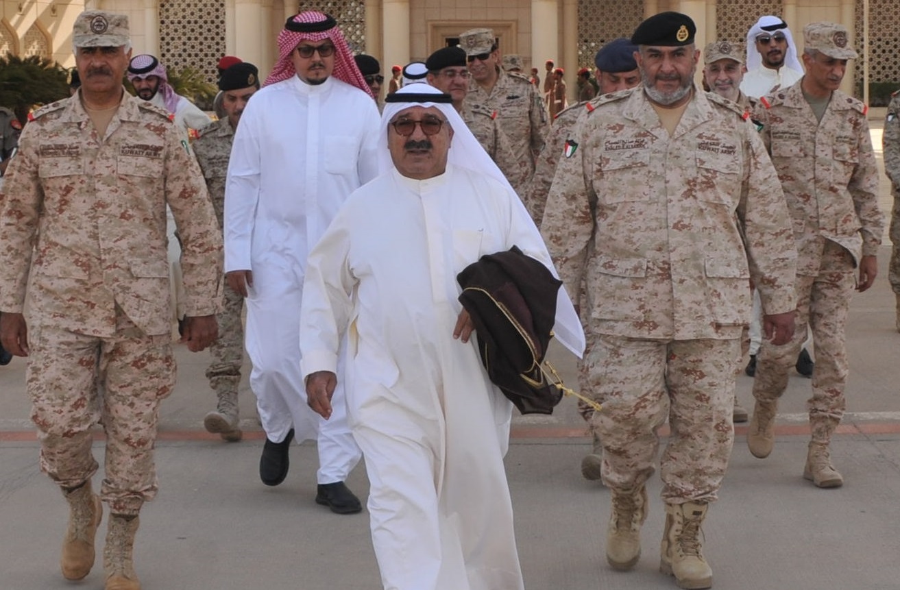 النائب الأول لرئيس مجلس الوزراء وزير الدفاع الكويتي الشيخ ناصر صباح الأحمد الصباح خلال مغادرته إلى المملكة العربية السعودية الشقيقة لتفقد القوات الكويتية المشاركة في عملية (إعادة الأمل)