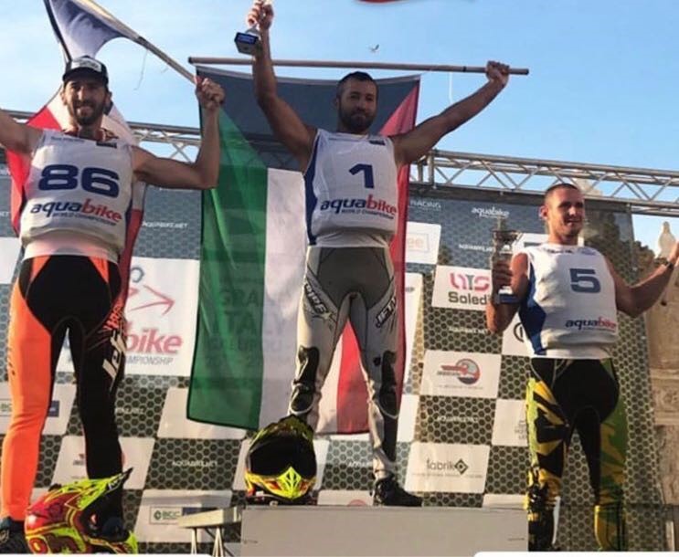 المتسابق الكويتي يوسف العبدالرزاق خلال تتويجه بترتيب الجولة الأولى من بطولة العالم للدراجات المائية في فئة (جي.بي.1)