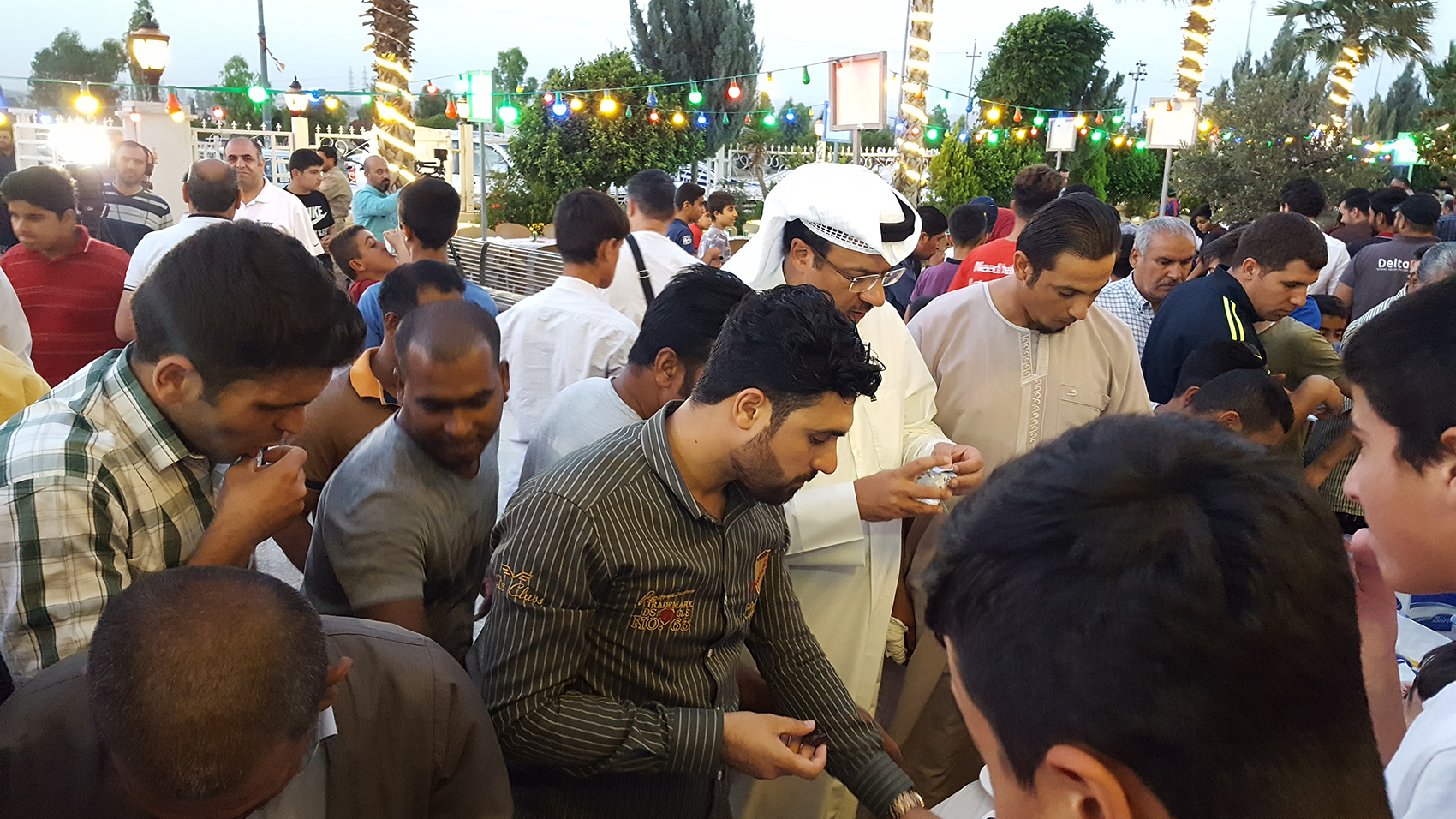 القنصل العام لدولة الكويت في اربيل الدكتور عمر الكندري خلال مأدبة الافطار الجماعي للنازحين العراقيين التي اطلقتها القنصلية العامة لدولة الكويت في مدينة اربيل