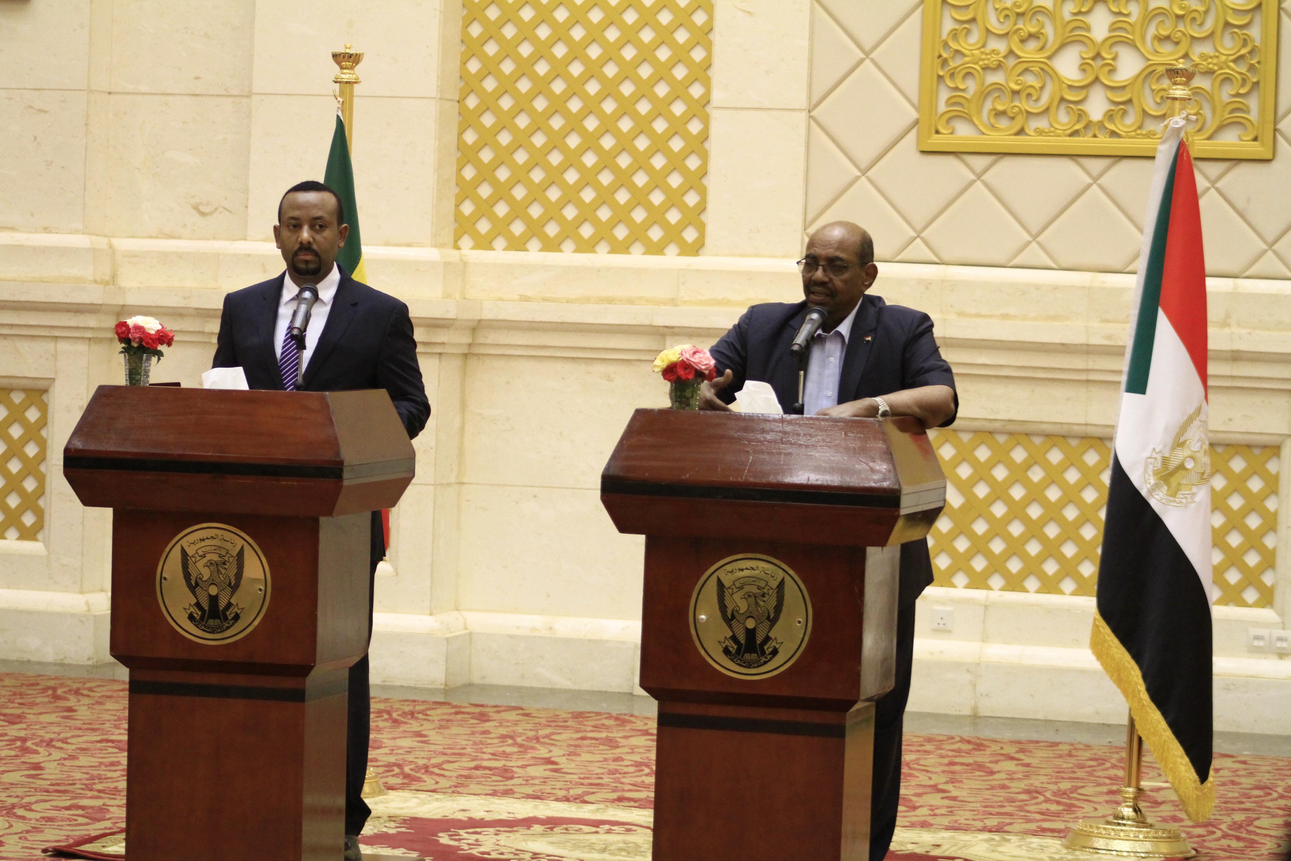 الرئيس السوداني عمر البشير في مؤتمر صحفي مشترك مع رئيس الوزراء الاثيوبي أبي احمد