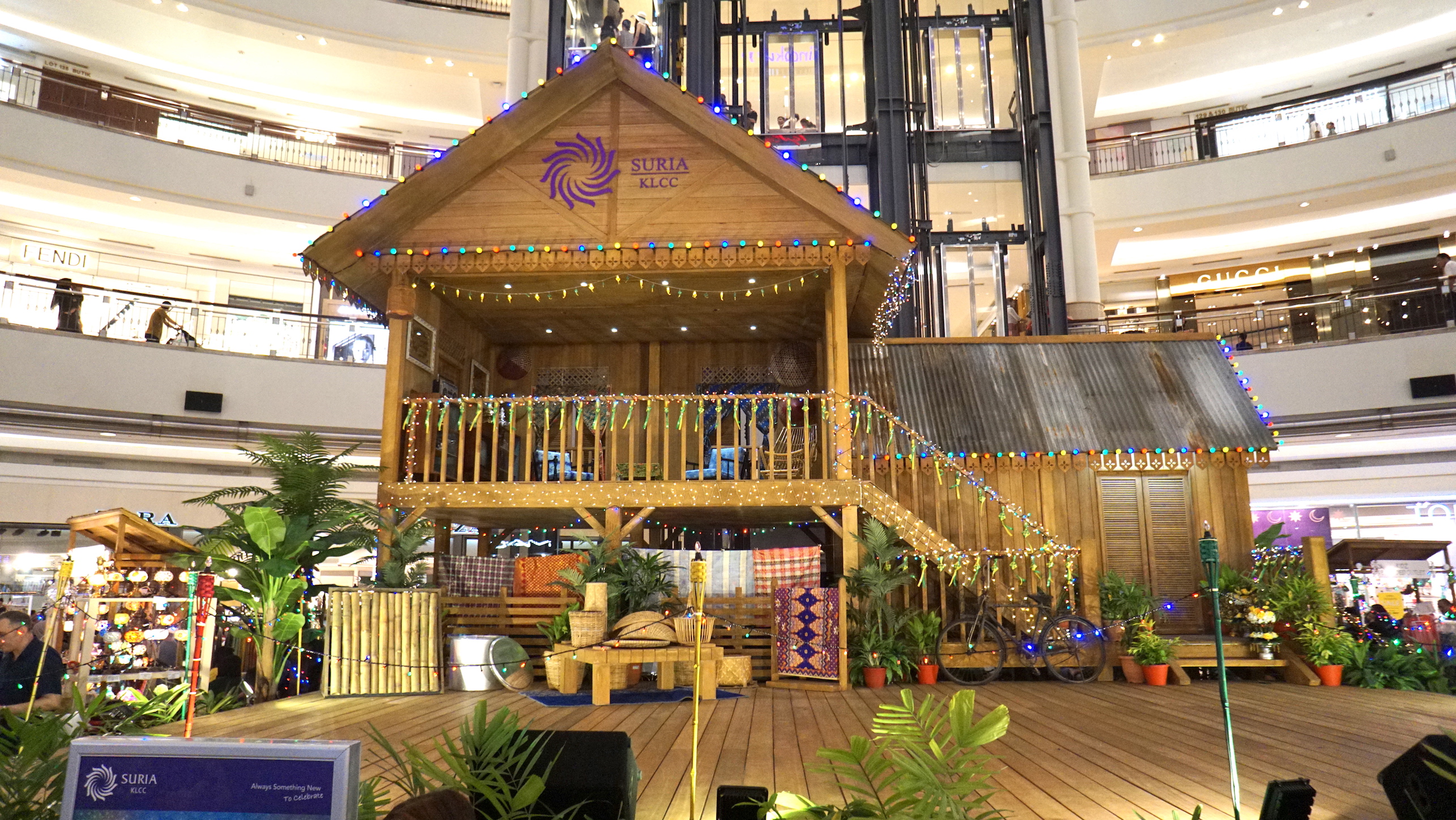 La plupart des centres commerciaux malaisiens conçoivent, pendant le mois saint, des modèles de maisons anciennes.