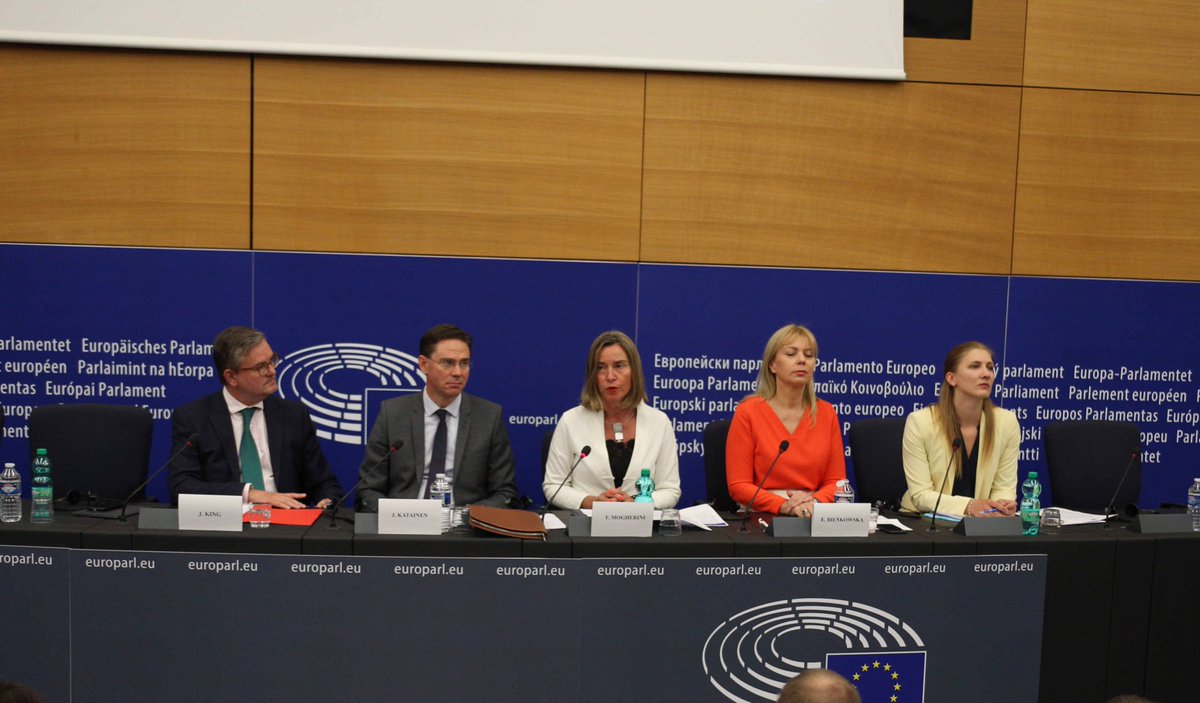 La haute représentante de l'UE, Federica Mogherini et le commissaire européen chargé des Emplois, Jyrki Katainen au Parlement européen.