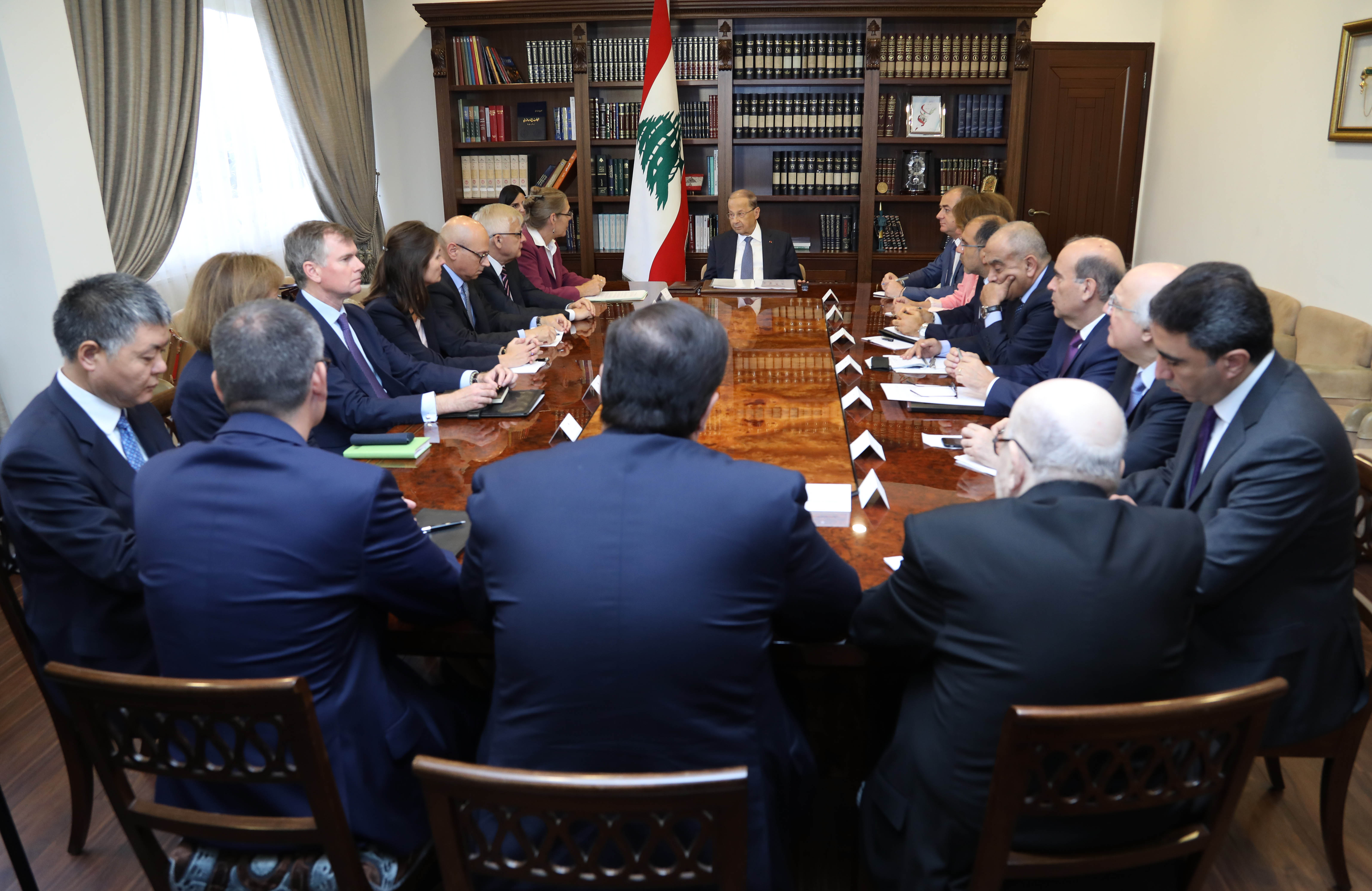 الرئيس اللبناني ميشال عون خلال استقباله سفراء مجموعة الدعم الدولي للبنان