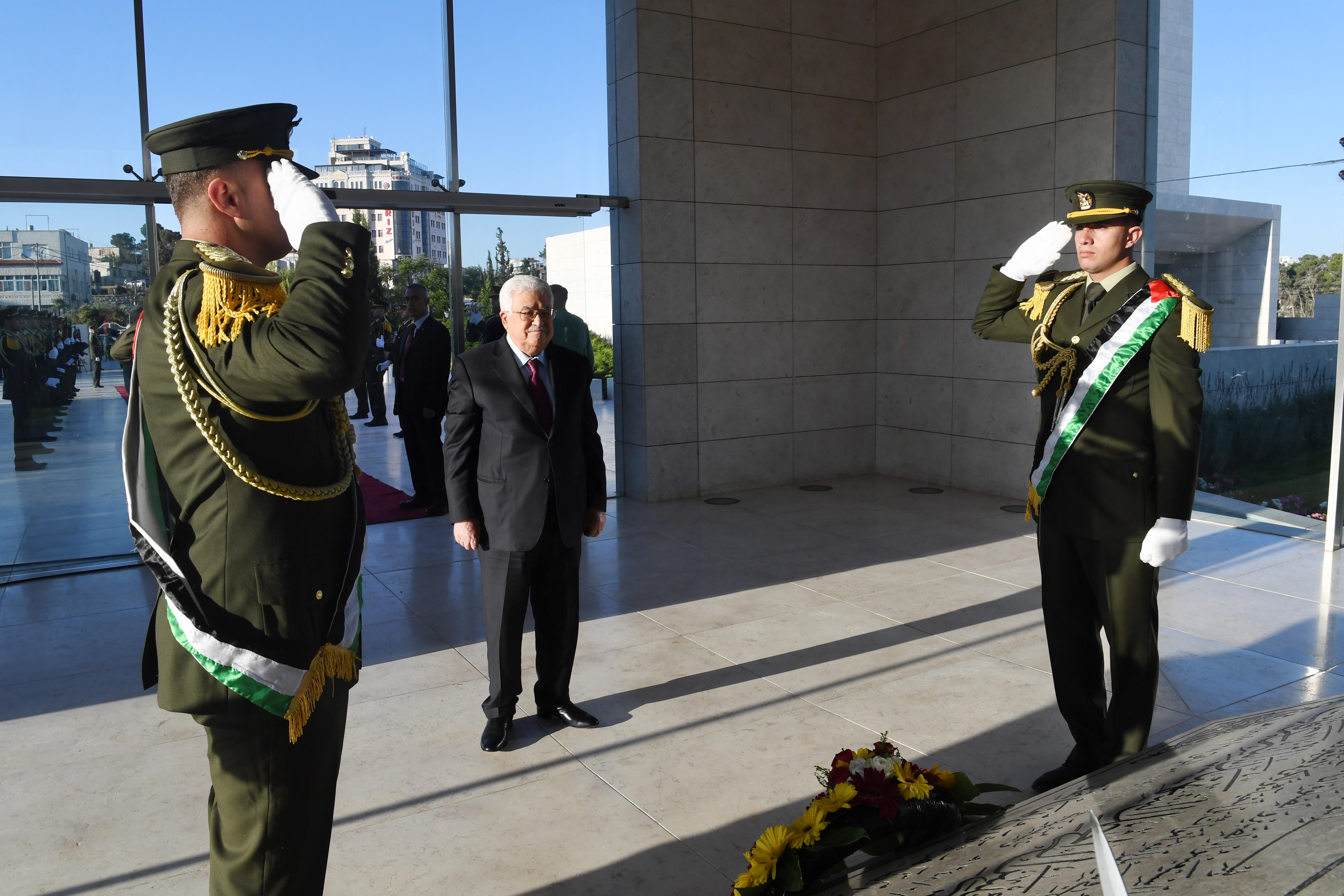 Abbas déposant une gerbe de fleurs sur la tombe de l’ancien président palestinien défunt, Yasser Arafat.