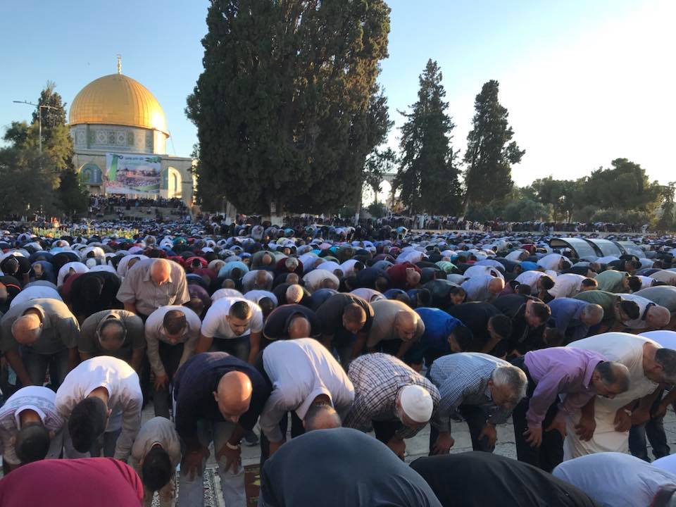 الآلاف يؤدون صلاة العيد في المسجد الاقصى