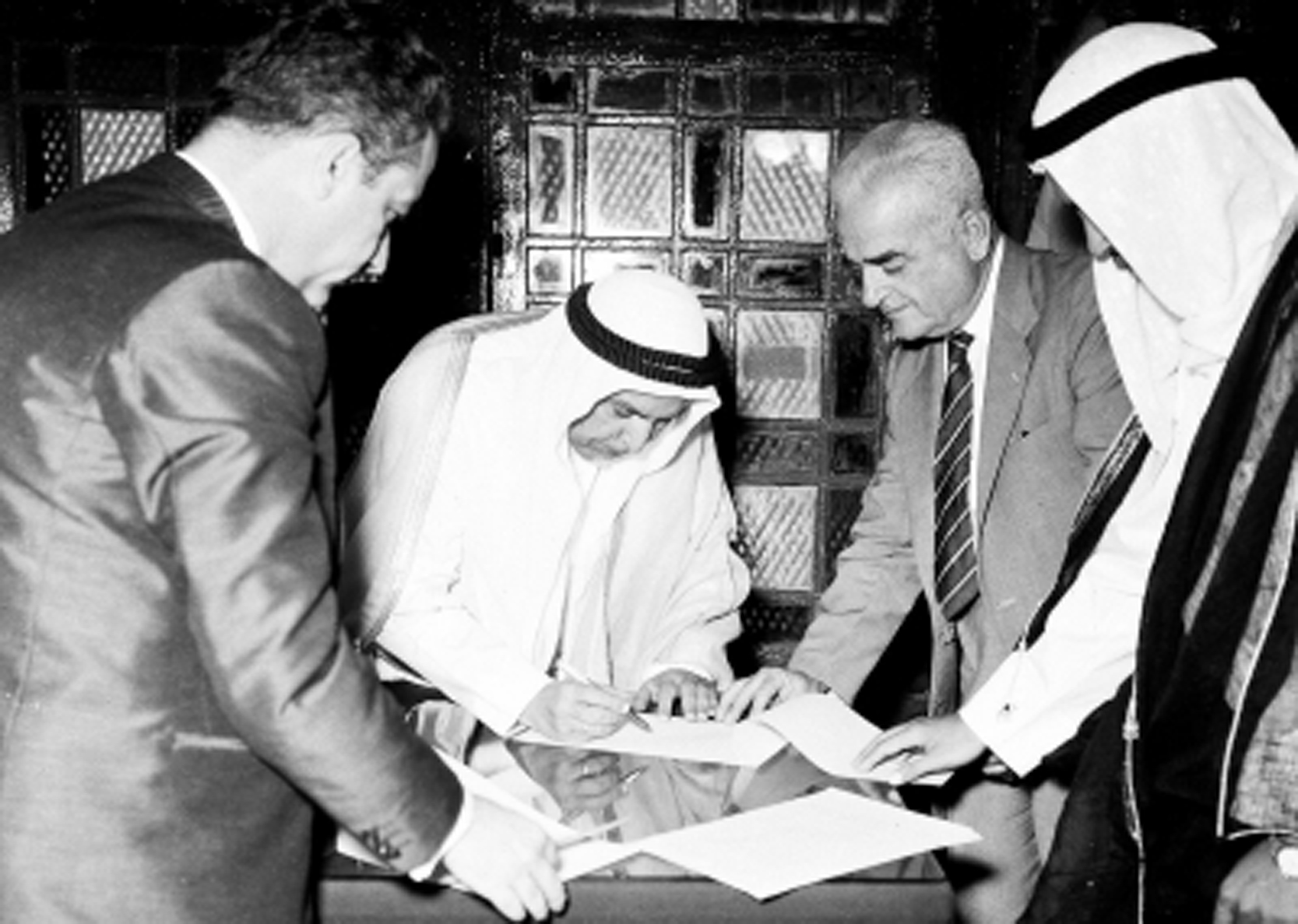 Le défunt Emir Cheik Abdallah Al-Salem Al-Sabah signant le document de l’Indépendance.