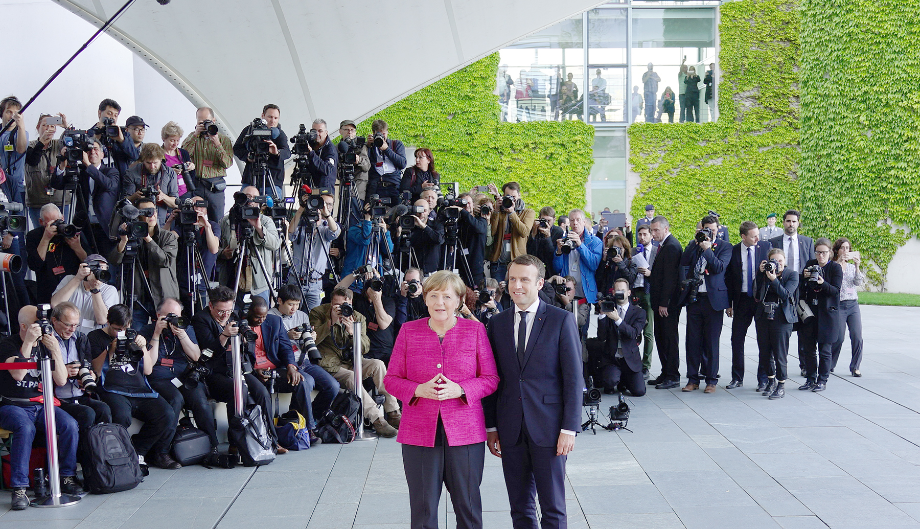 المستشارة الألمانية انجيلا ميركل مع الرئيس الفرنسي ايمانويل ماكرون