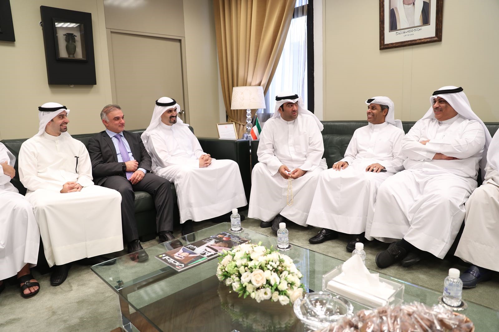 Le ministre koweïtien du Commerce et de l’Industrie, Khaled Al-Roudhan, avec ses invités au siège du ministère